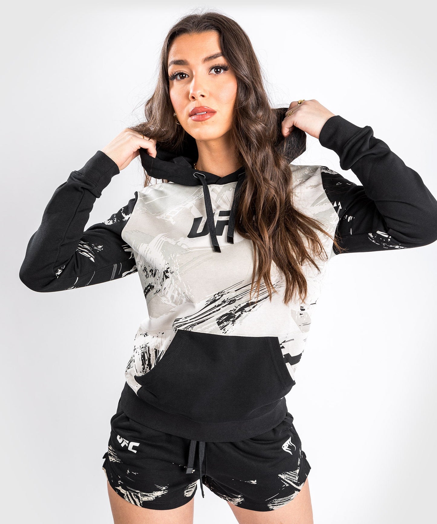 Sweatshirt à capuche pour Femmes UFC Venum Authentic Fight Week 2.0 - Sable/Noir