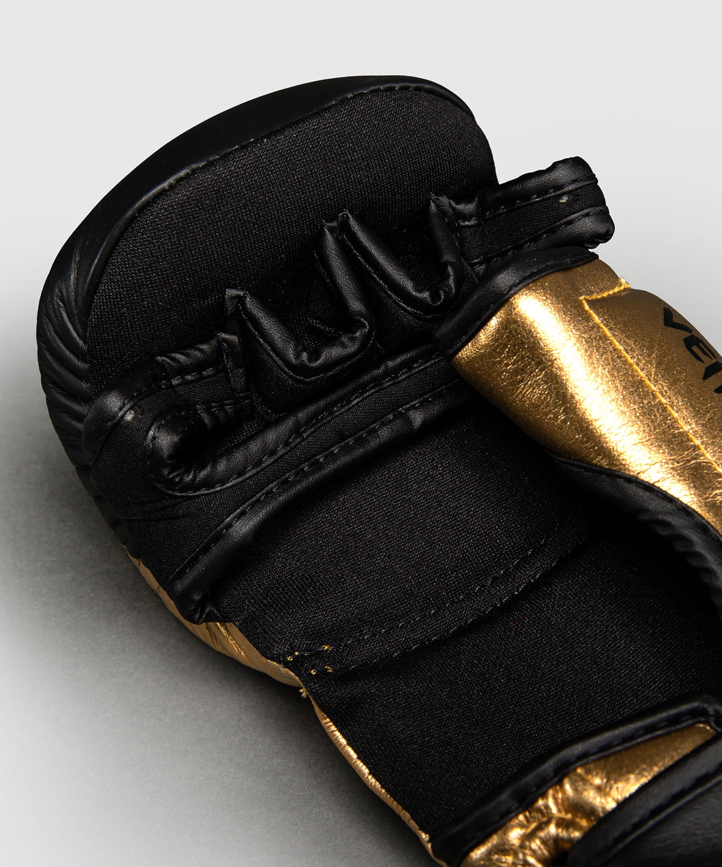 Gants de Sparring en Cuir Venum Attack 2.0 – Or/Noir