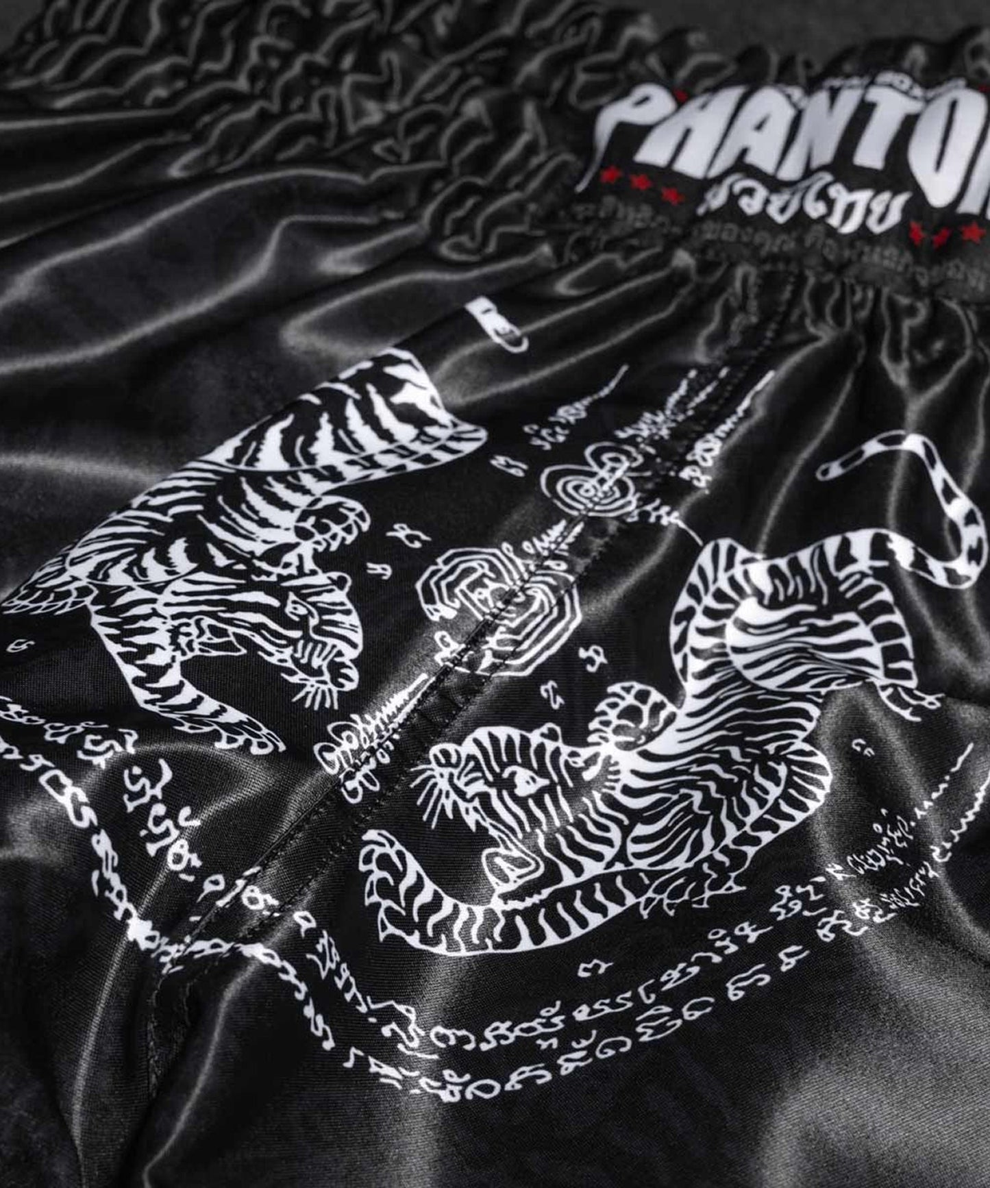 Short de Muay Thai Phantom Athletics Sak Yant - Noir