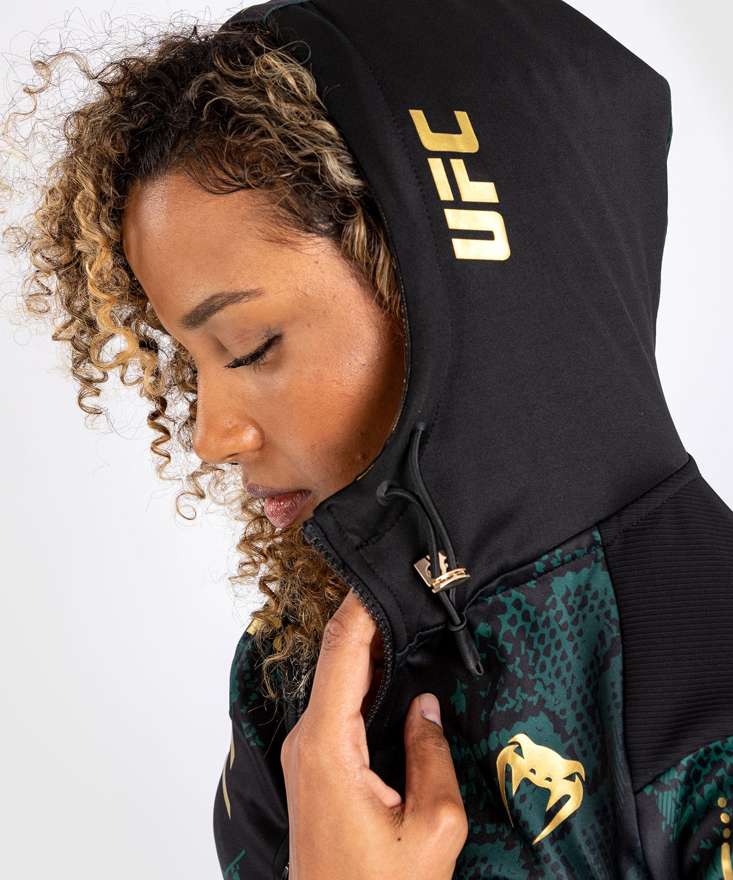 UFC Adrenaline by Venum Authentic Fight Night Felpa con cappuccio Walkout da donna - Emerald Edition - Verde/Nero/Oro