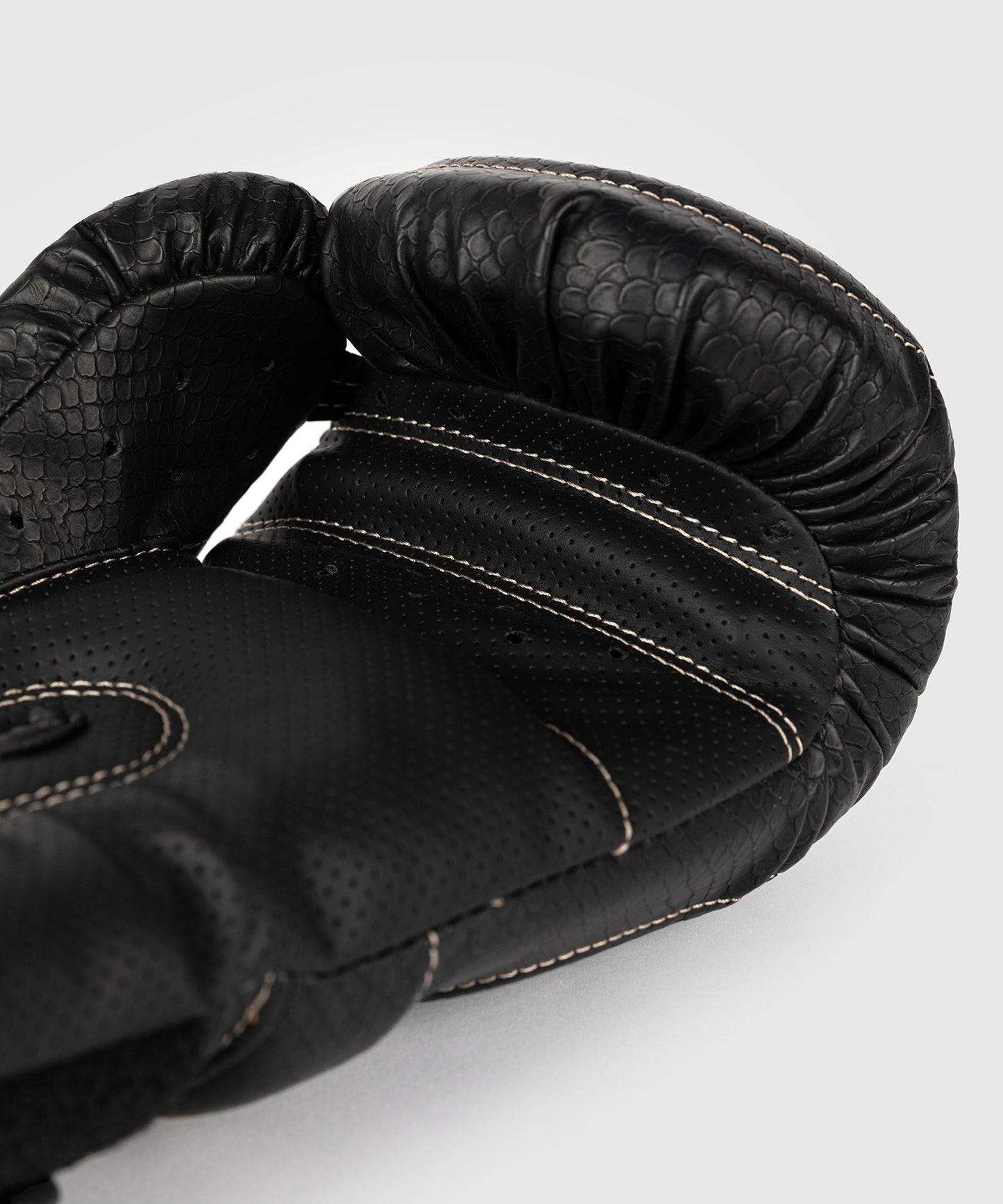 Venum Impact Evo Scales Boxhandschuhe – Schwarz