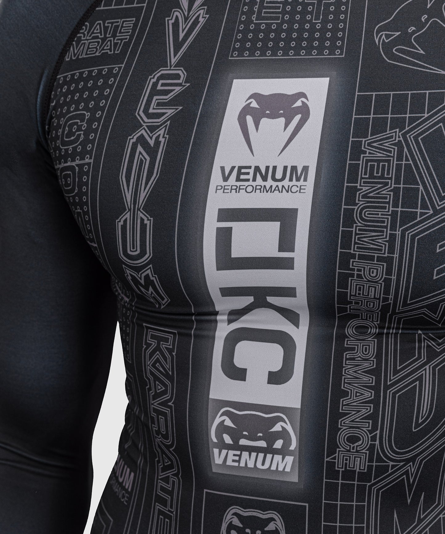 Karate Combat by Venum Rashguard a Maniche Lunghe – Nero/Grigio