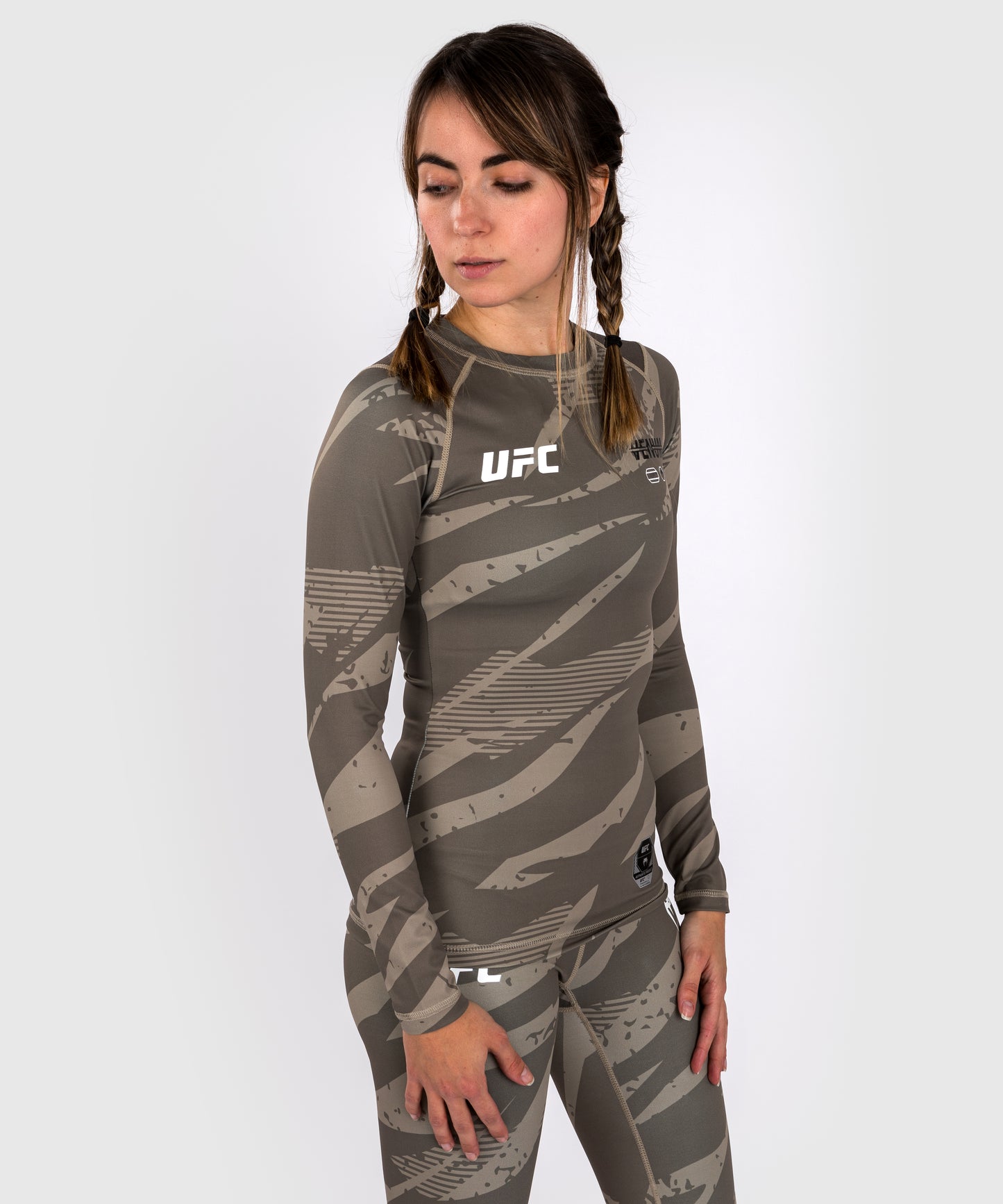 UFC Adrenaline de Venum Fight Week Camiseta de Compresión de Manga Larga para Mujer - Desert Camo