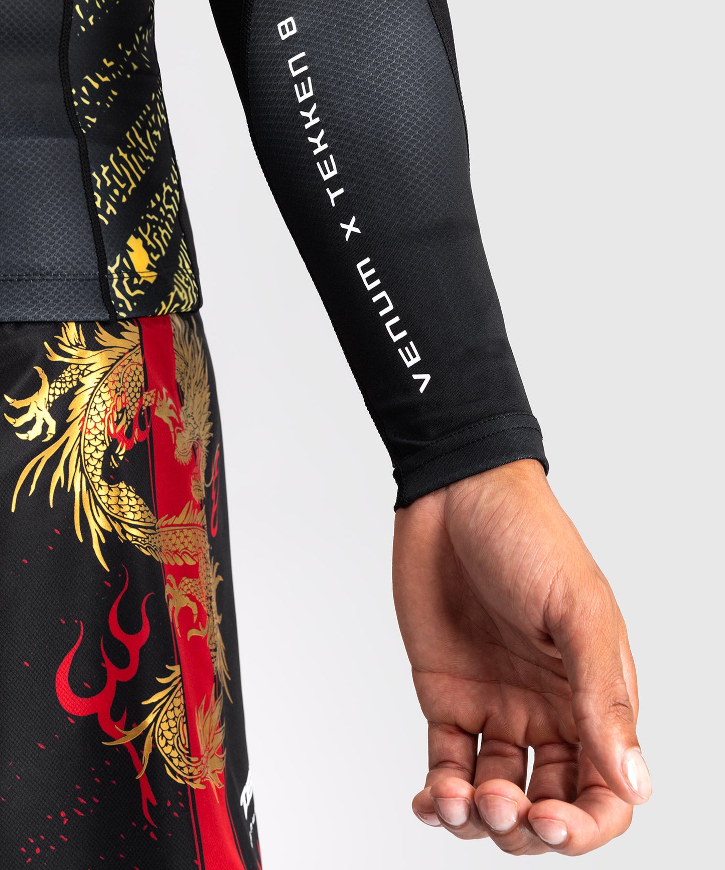 Venum x TEKKEN 8 - Marshall Law Rashguard - Negro/Rojo/Dorado