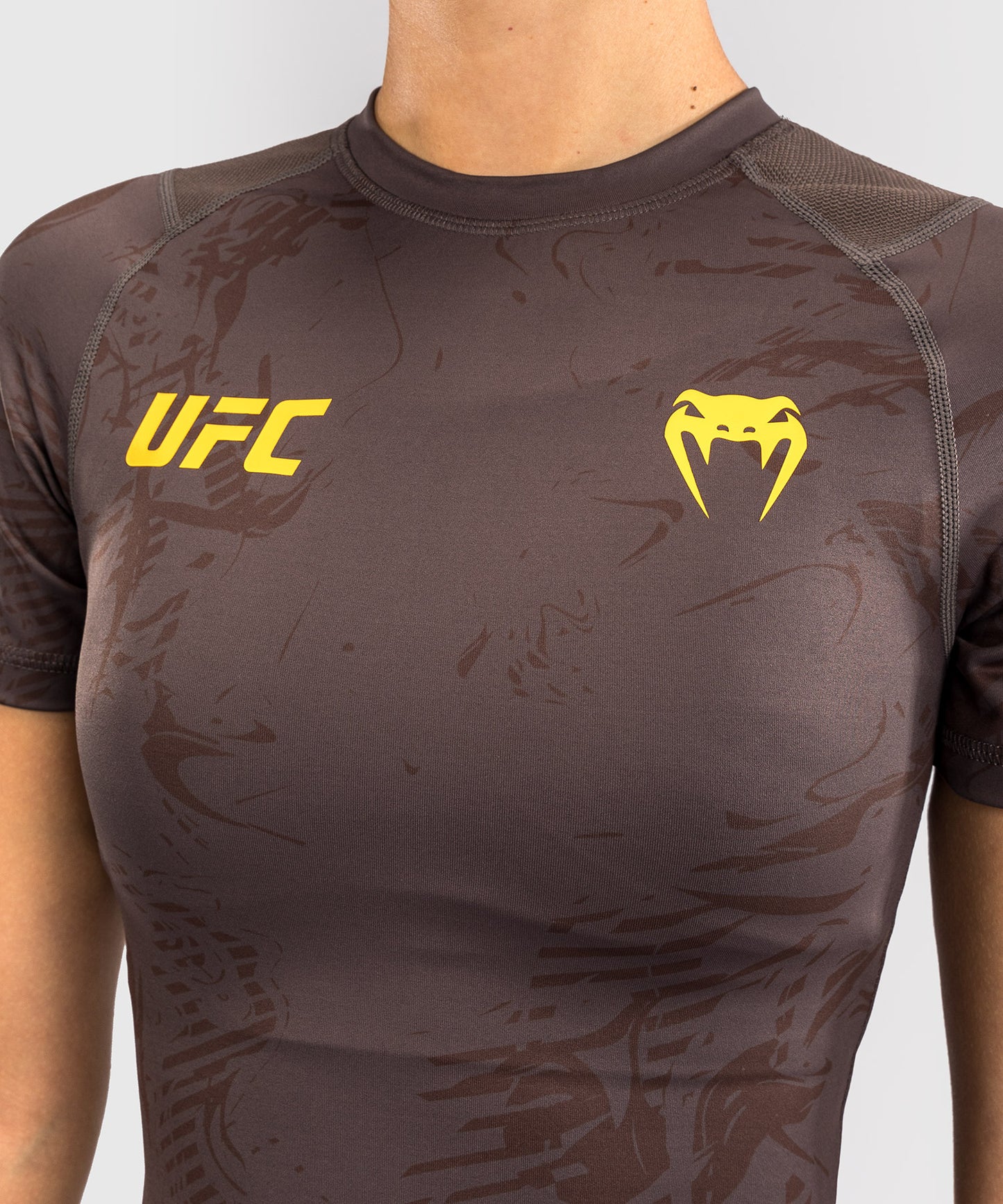 UFC Fusion by Venum Fight Week Damen Performance Kurzarm Rashguard - Solid Erdiges Braun