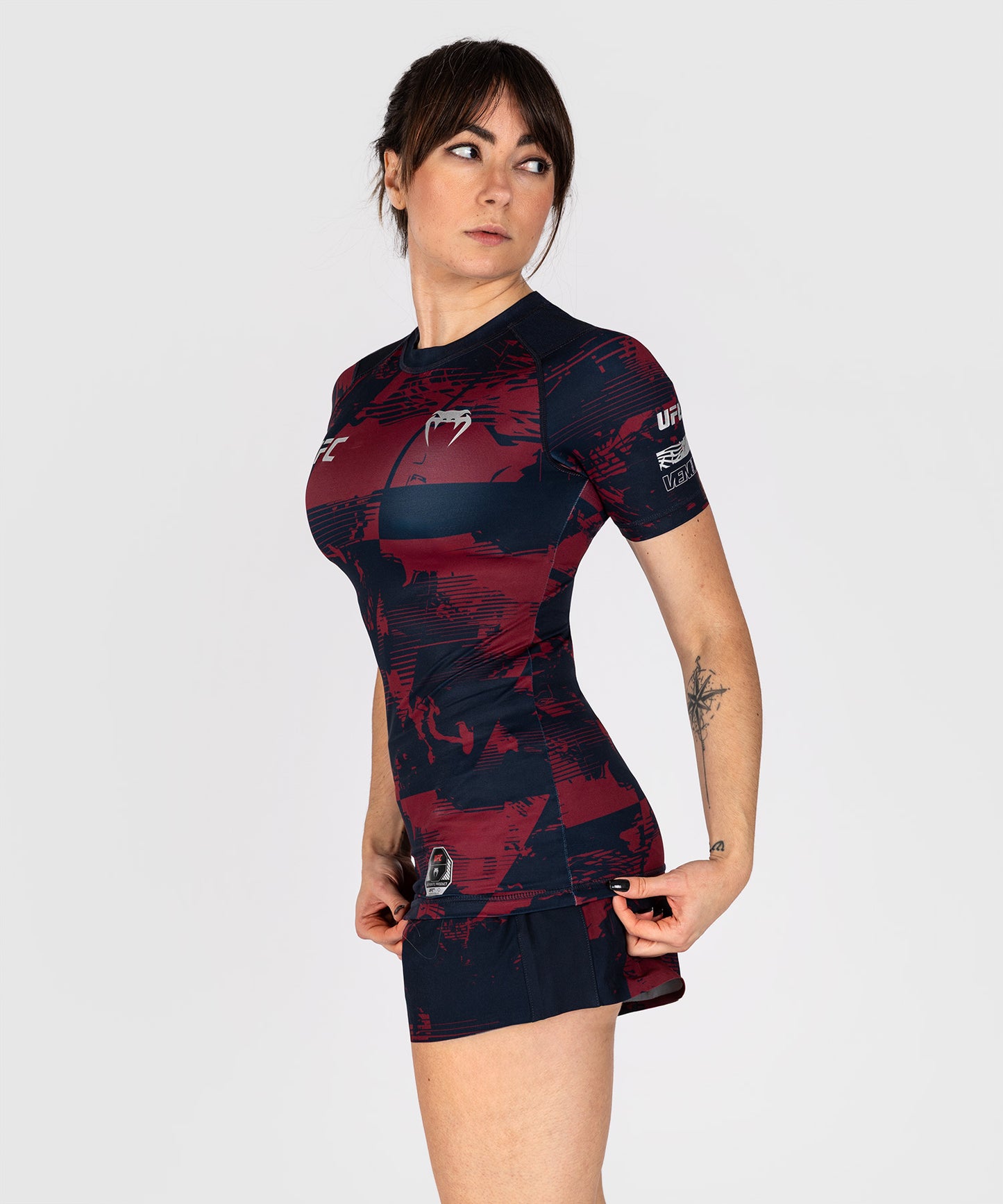 UFC Zenith by Venum Authentic Fight Week Performance Kurzarm Rashguard Damen - Marineblau/Burgunderrot/Silber