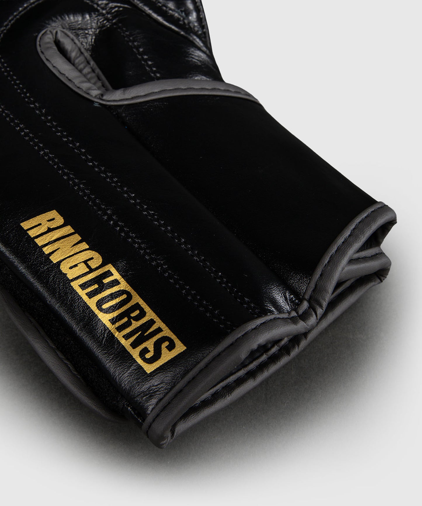 Ringhorns Charger by Venum Boxhandschuhe – Schwarz/Gold