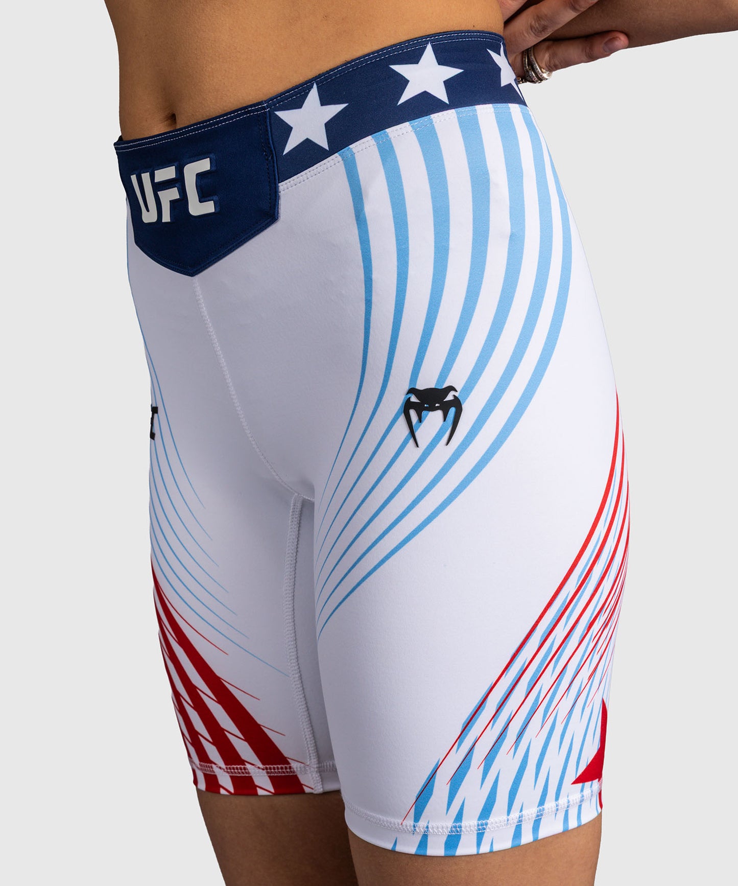 Official UFC Freedom 250 by Venum Authentic Vale Tudo Shorts de ajuste largo para mujer - Blanco
