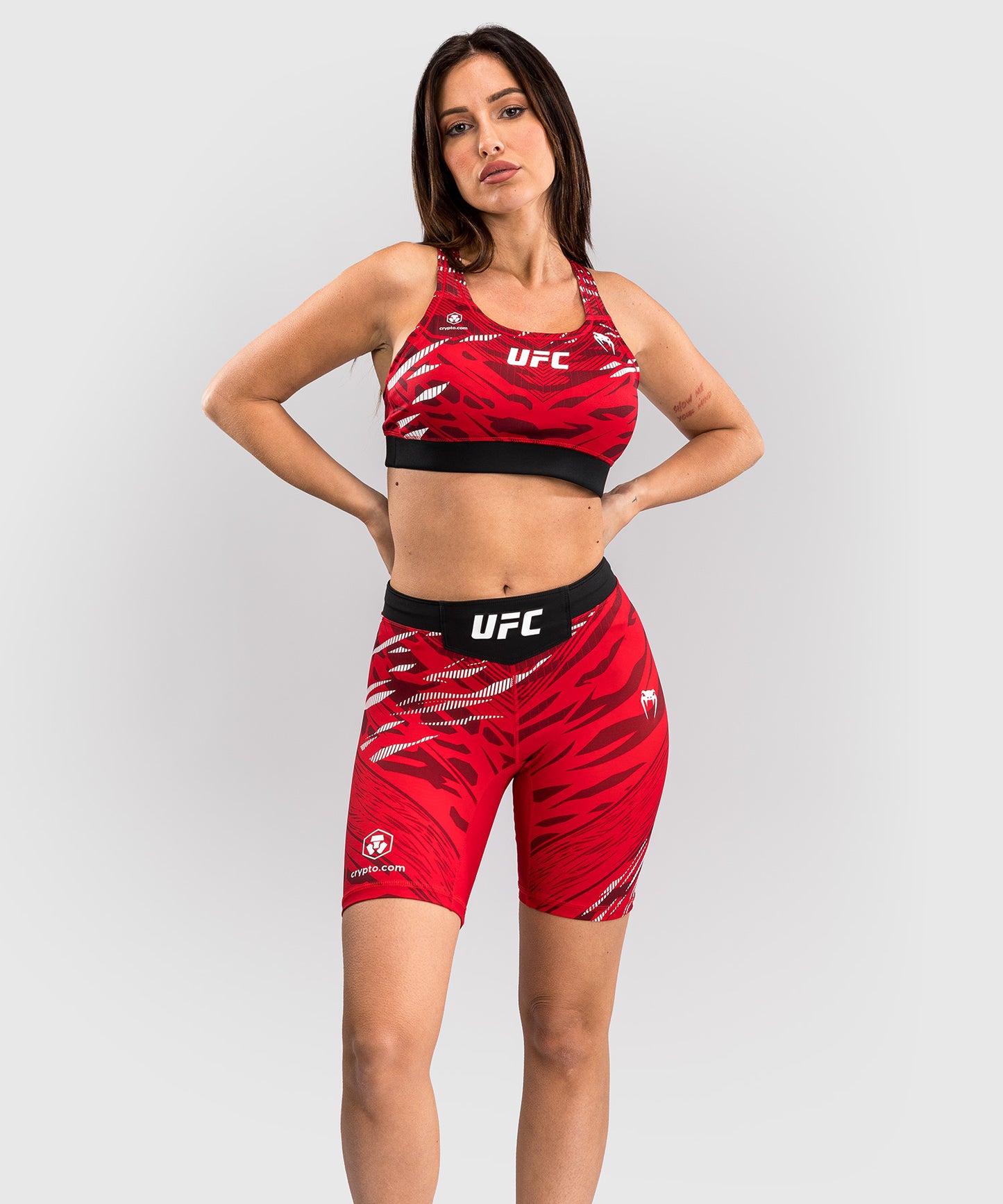 UFC Fusion by Venum Authentic Fight Night Vale Tudo Shorts para Mujer - Ajuste Largo - Rojo