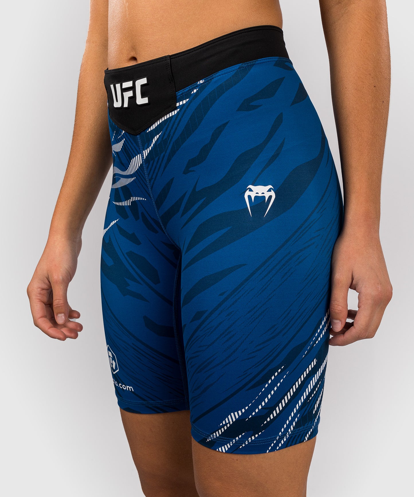 UFC Fusion by Venum Authentic Fight Night Vale Tudo Shorts para Mujer - Ajuste Largo - Azul