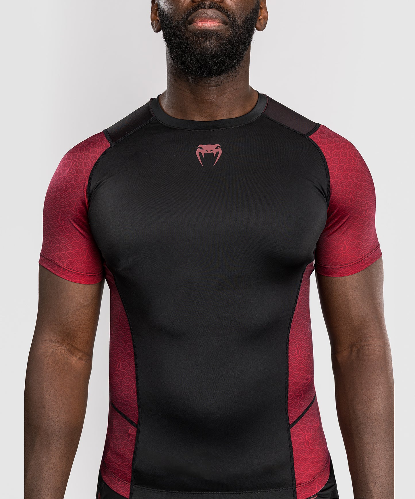 Venum x Assassin’s Creed Shadows Camiseta de Manga Corta Rashguard para Hombre - Burdeos/Negro