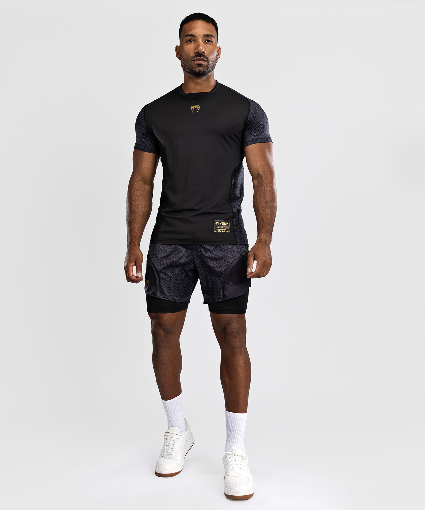 Venum x Assassin’s Creed Shadows Camiseta Dry-Tech Hombre - Negra/Oro