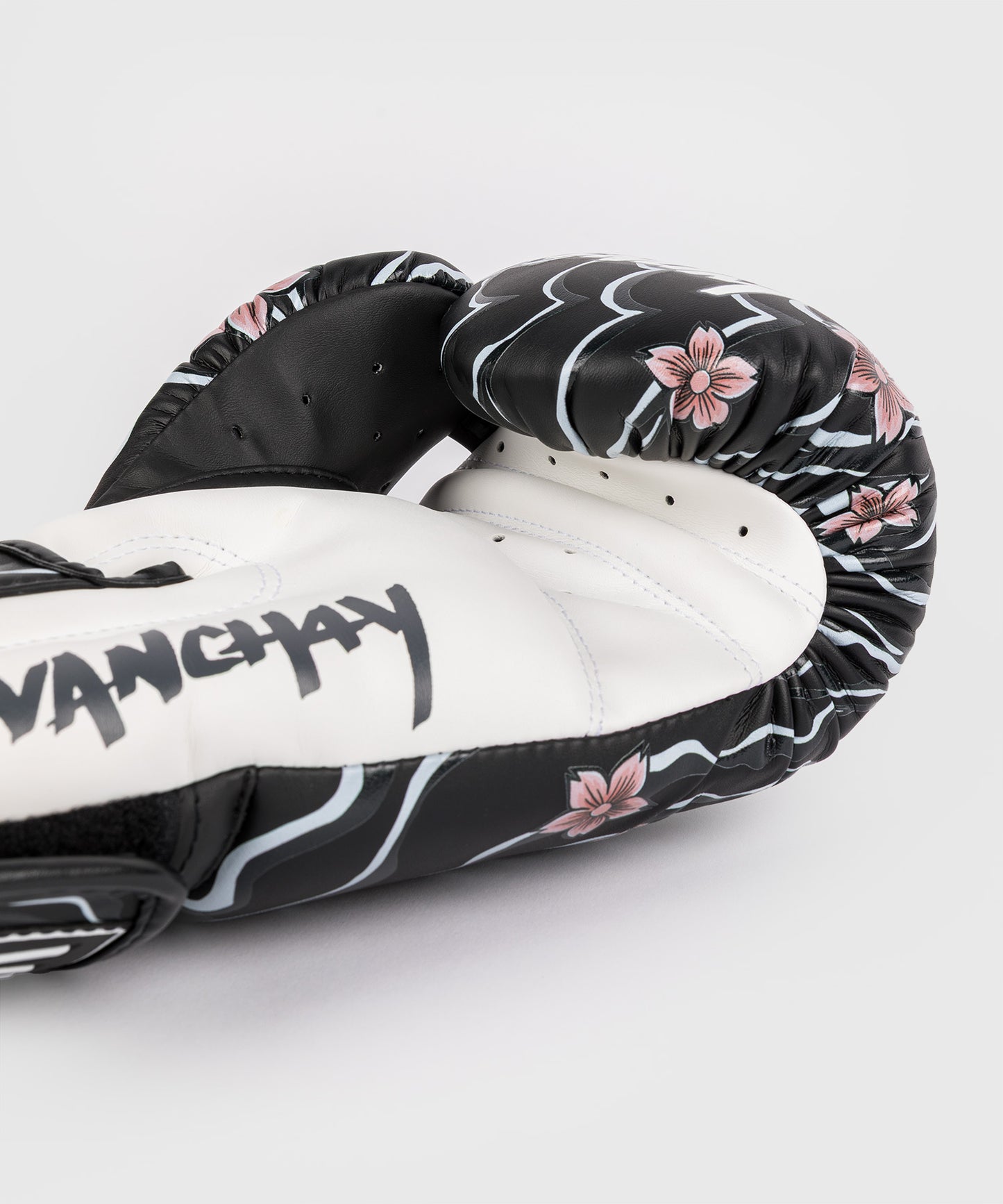 Venum X Tawanchay Boxhandschuhe – Schwarz/Weiß