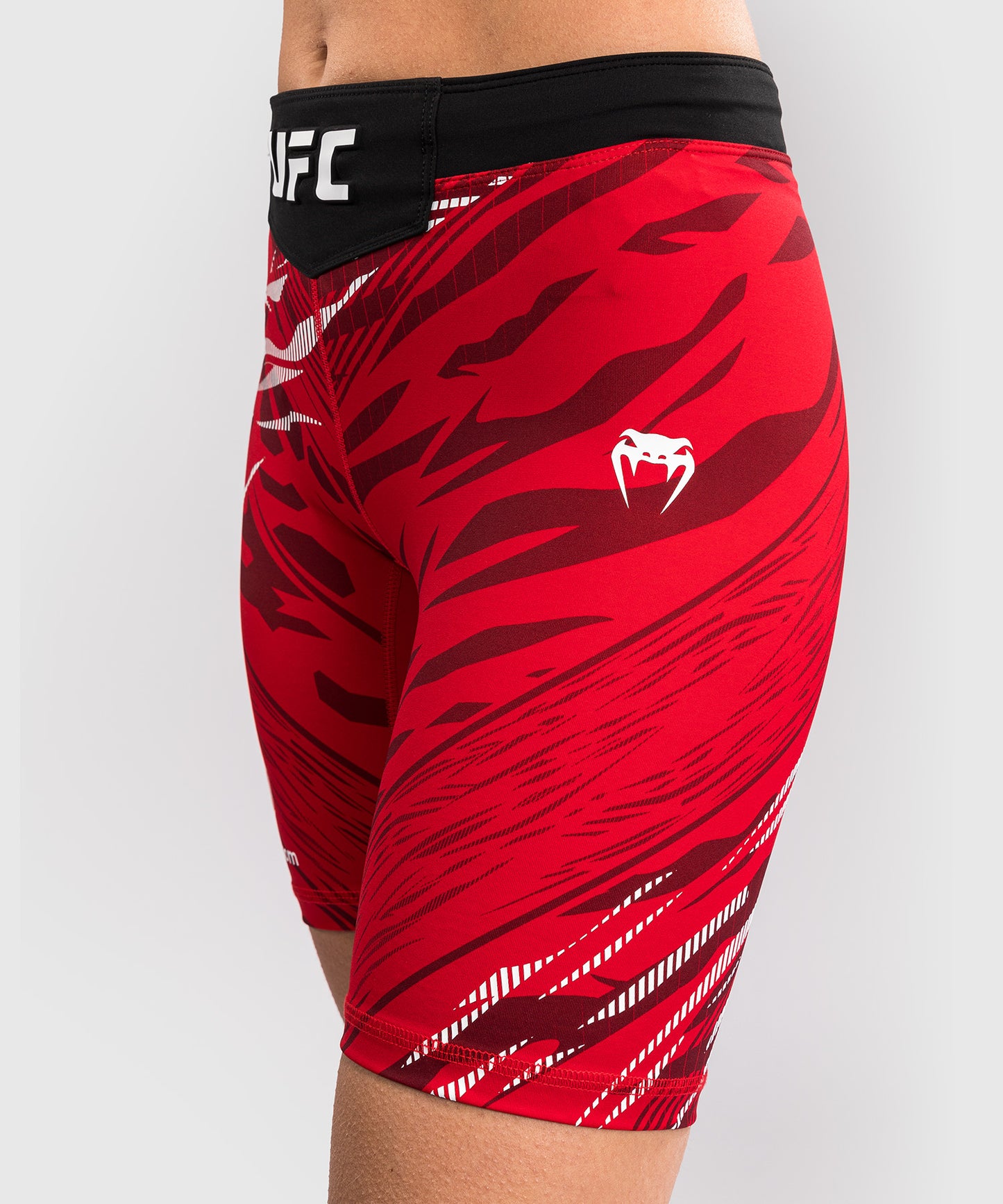 UFC Fusion by Venum Authentic Fight Night Vale Tudo Shorts para Mujer - Ajuste Largo - Rojo