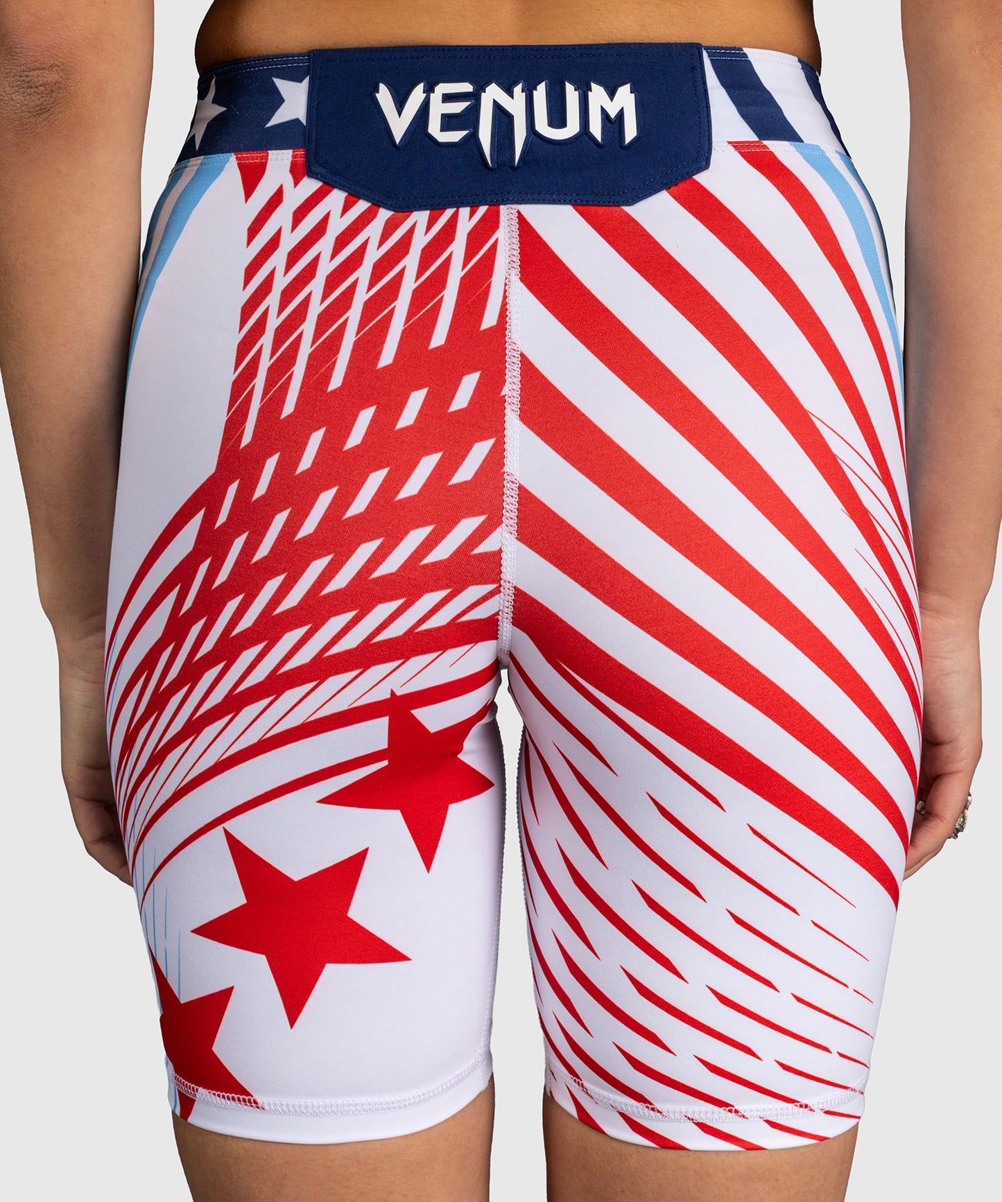 Official UFC Freedom 250 by Venum Authentic Vale Tudo Shorts de ajuste largo para mujer - Blanco