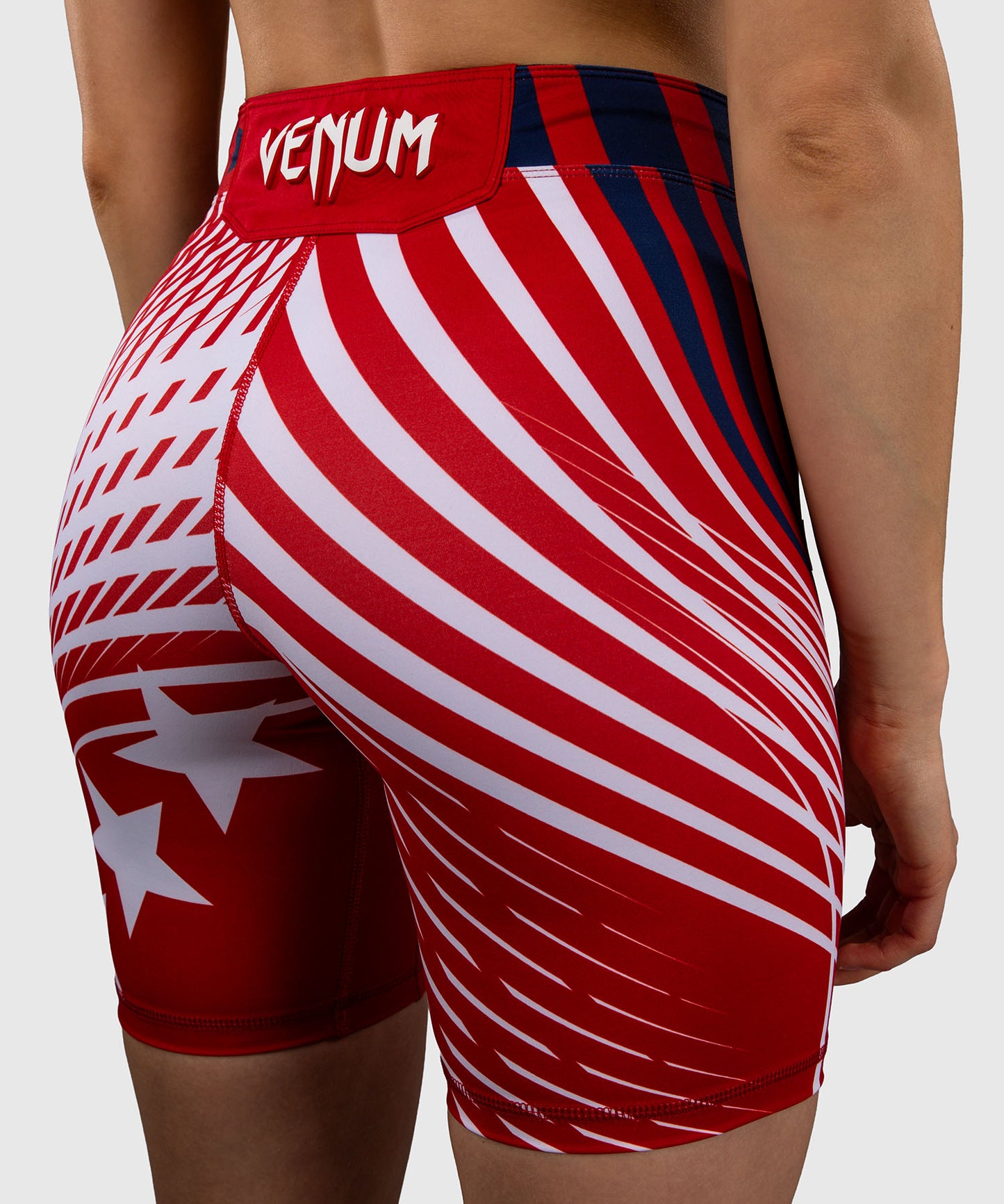 Official UFC Freedom 250 by Venum Authentic Vale Tudo Shorts de ajuste largo para mujer - Rojo