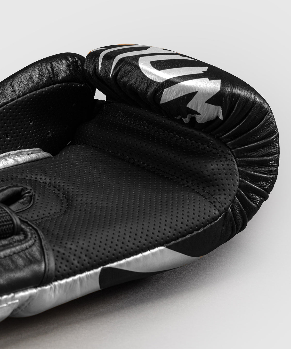 Gants de Boxe Venum Reverso – Noir/Argent