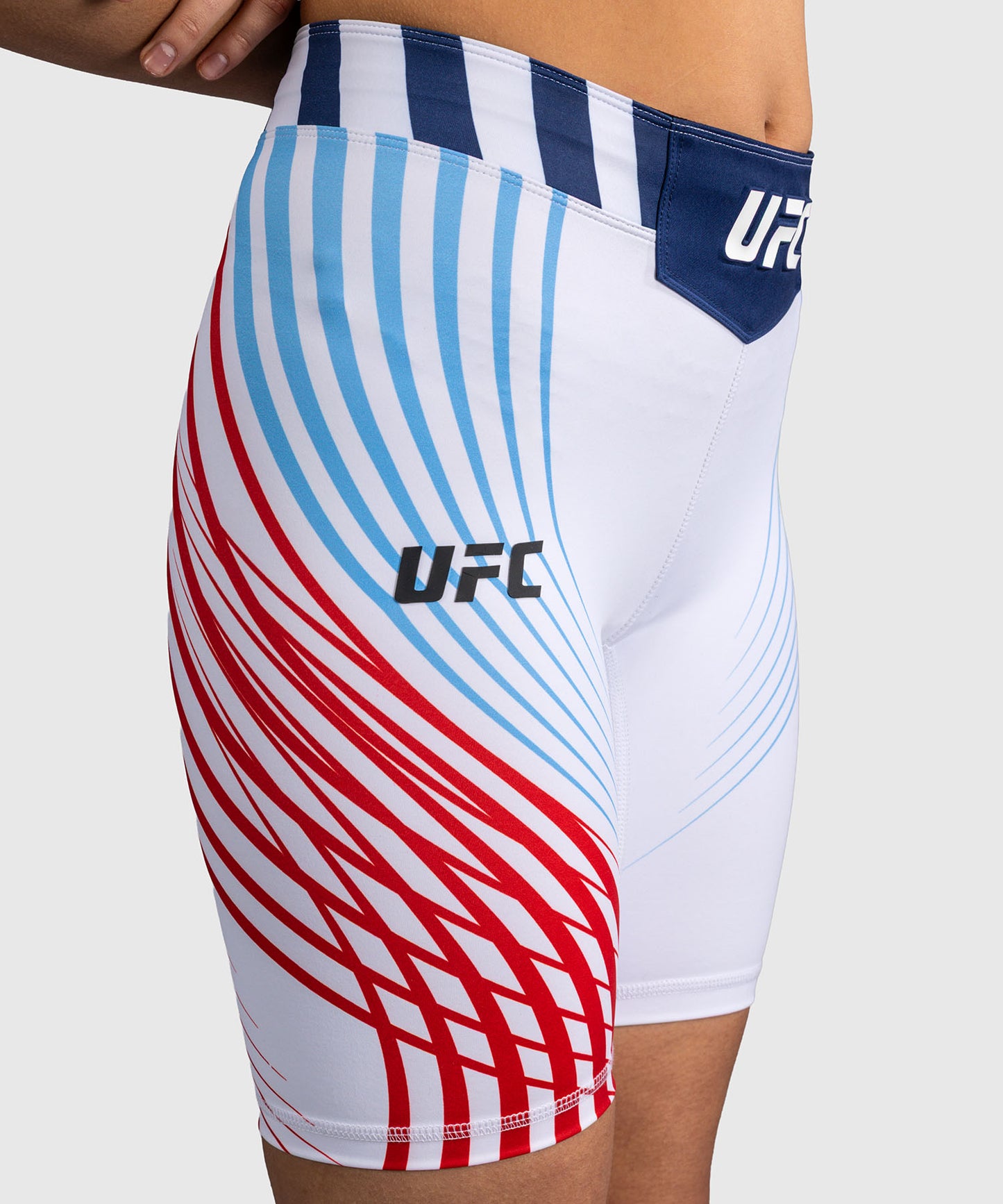 Official UFC Freedom 250 by Venum Authentic Vale Tudo Shorts de ajuste largo para mujer - Blanco