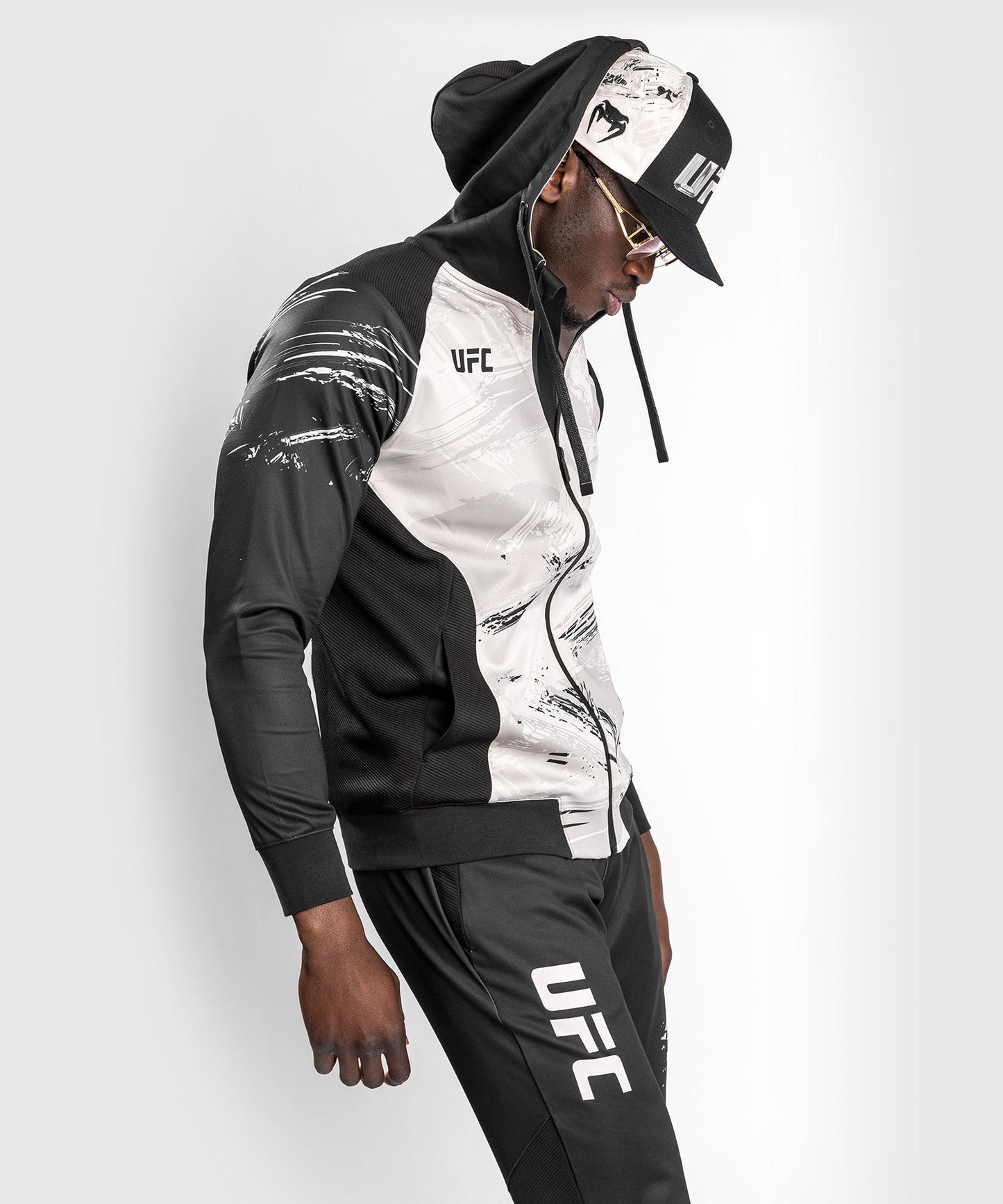 Sweat à capuche zippé pour Hommes UFC Venum Authentic Fight Week 2.0 - Sable/Noir