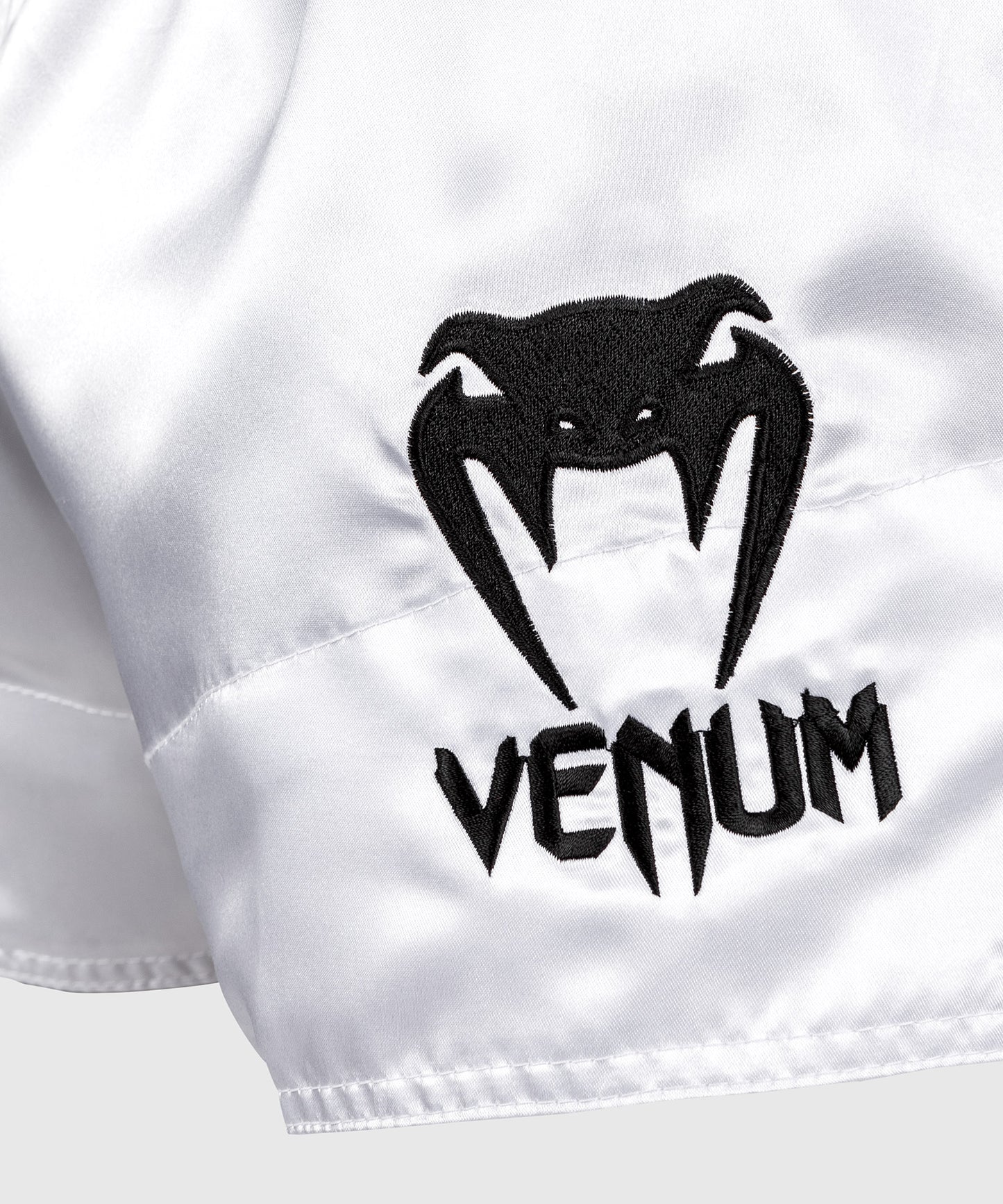 Venum Classic Muay Thai Shorts - Weiß/Schwarz