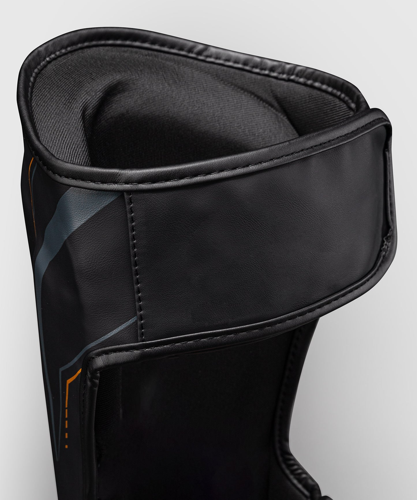 Protège-tibias Venum Streamline – Noir/Or