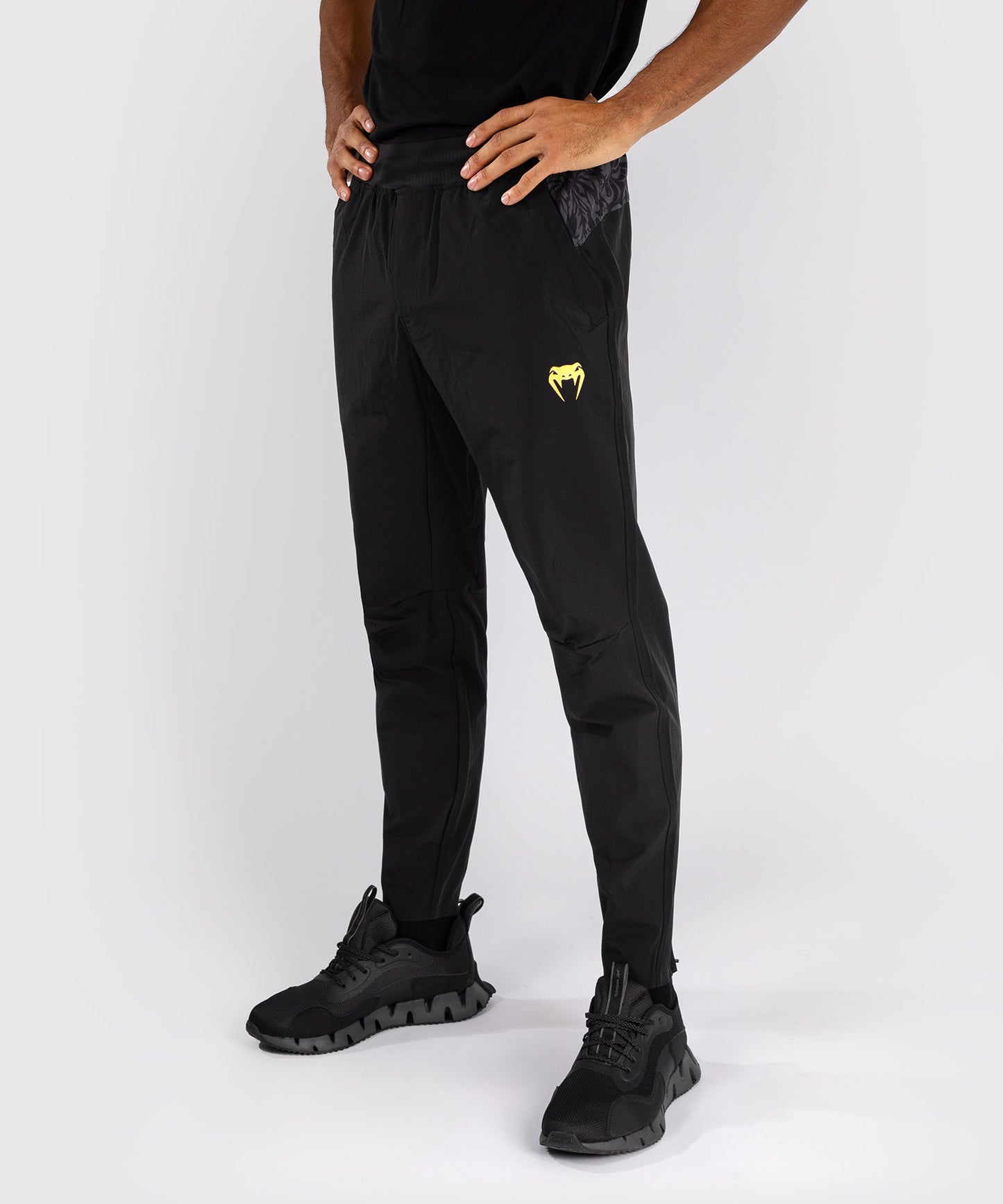 Venum x Topuria Unmatched Edition Pantalones de chándal - Negro/Dorado