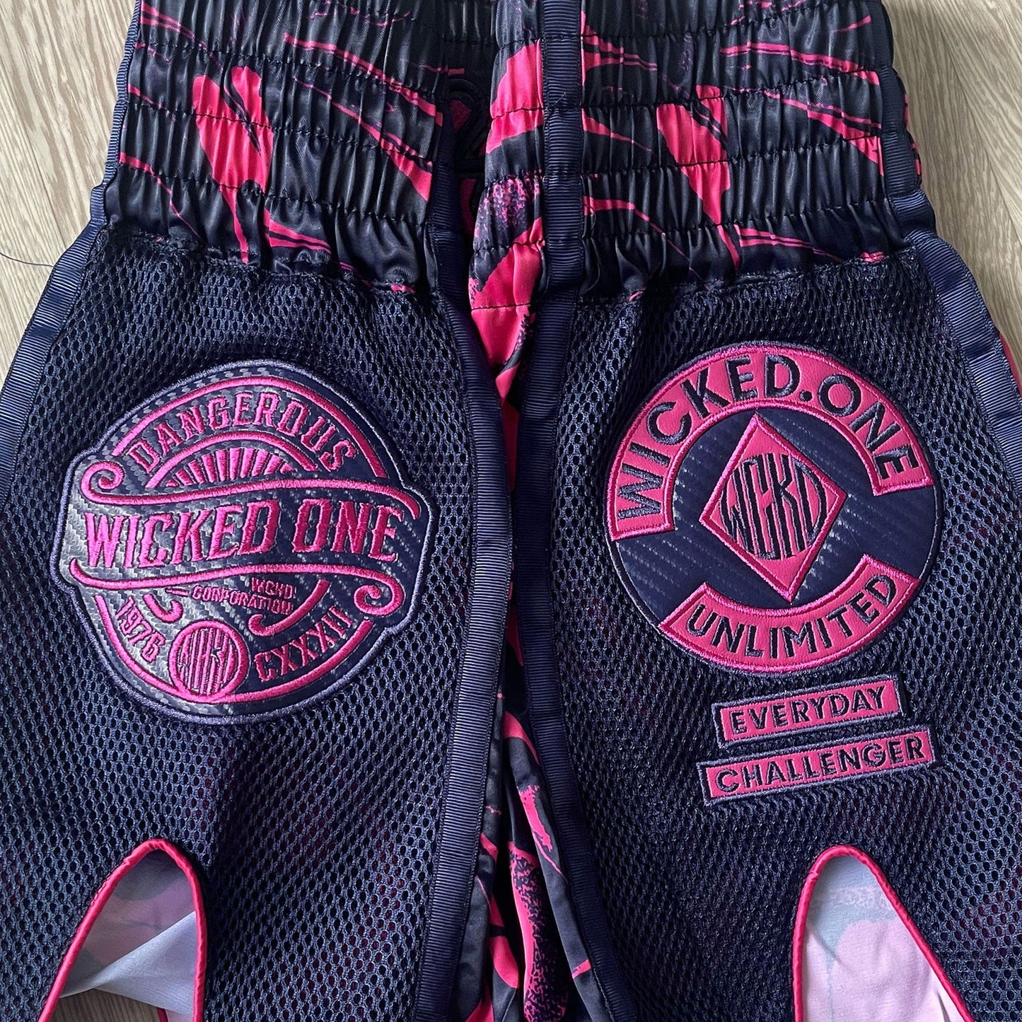 Wicked One Dangerous Pantalones de Muay Thai - Marino/Rosa