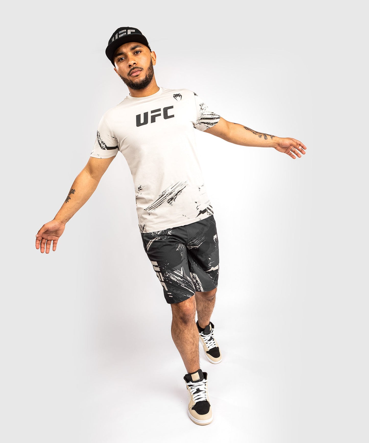 Venum Authentic Fight Week 2.0 UFC T-Shirt - Kurzarm - Sand