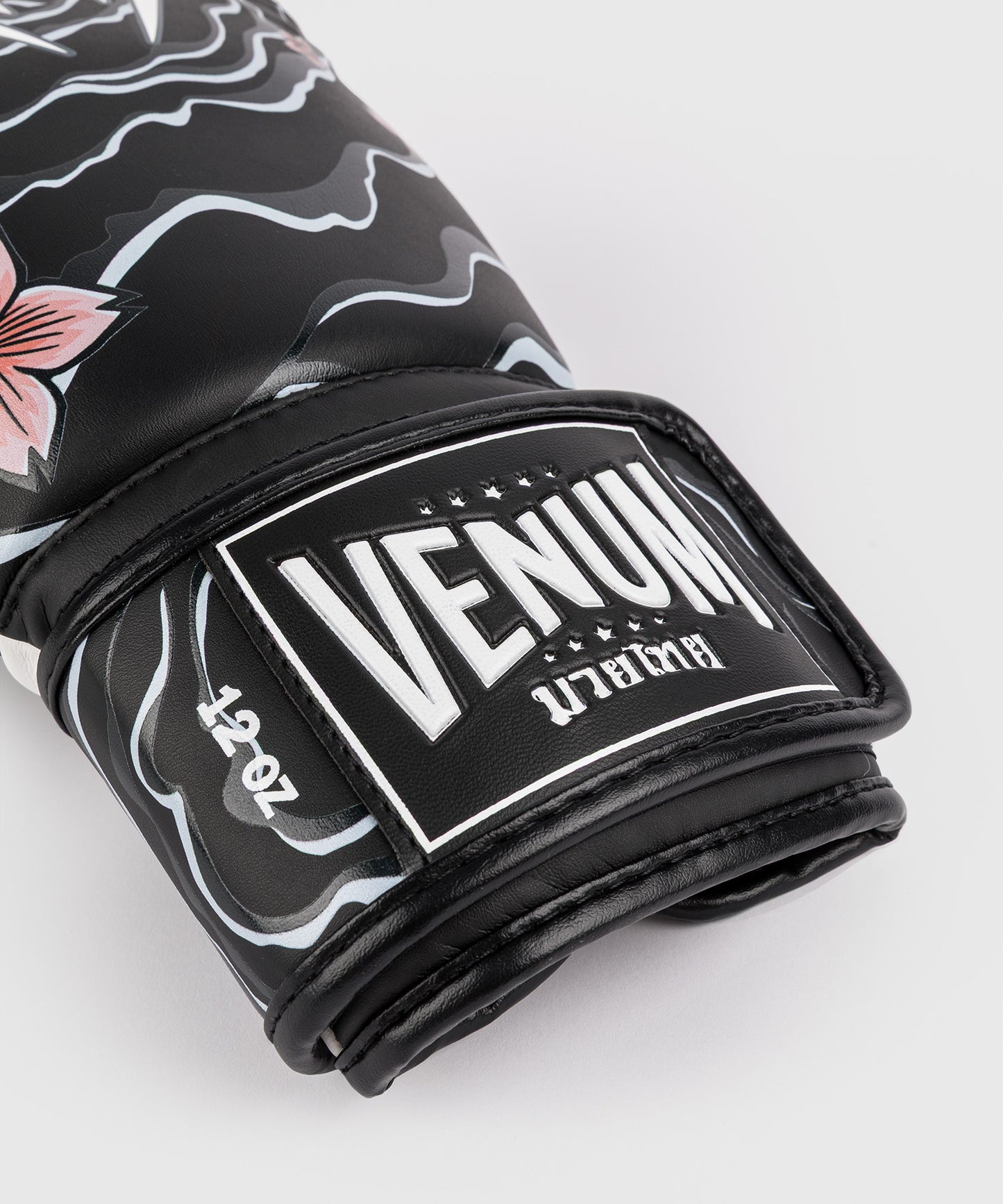 Venum X Tawanchay Boxhandschuhe – Schwarz/Weiß