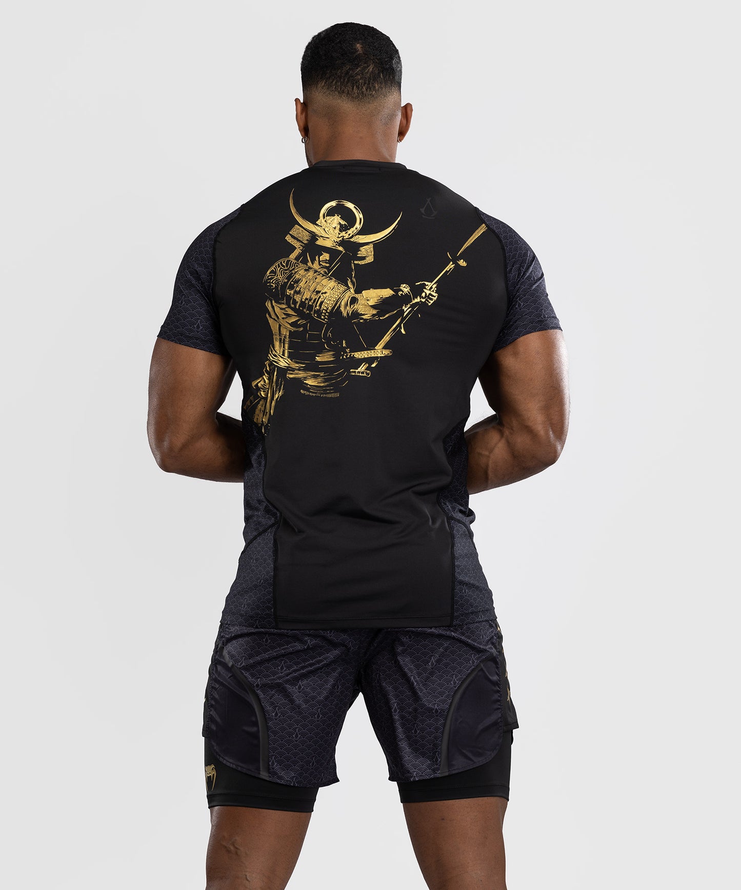 Venum x Assassin’s Creed Shadows Camiseta Dry-Tech Hombre - Negra/Oro
