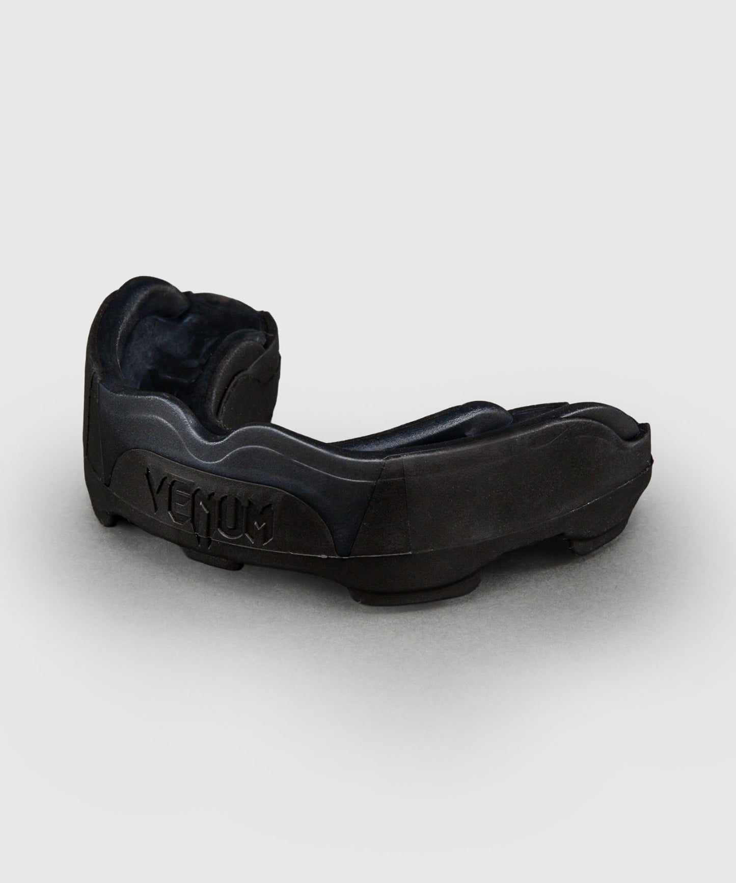 Venum Predator Mundschutz – Schwarz/Schwarz/Rot
