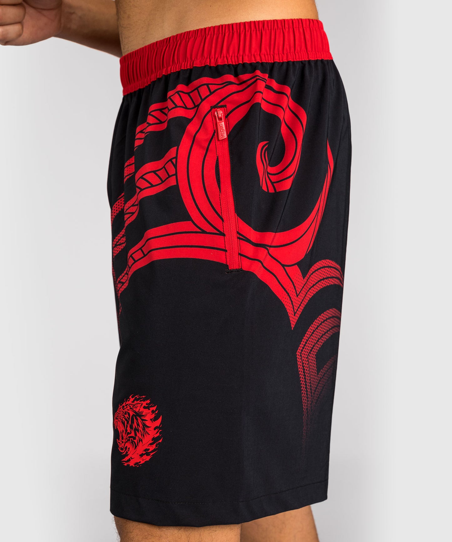 Short d'entraînement Venum x Mike Tyson Tiger - Noir Profond/Rouge Intense