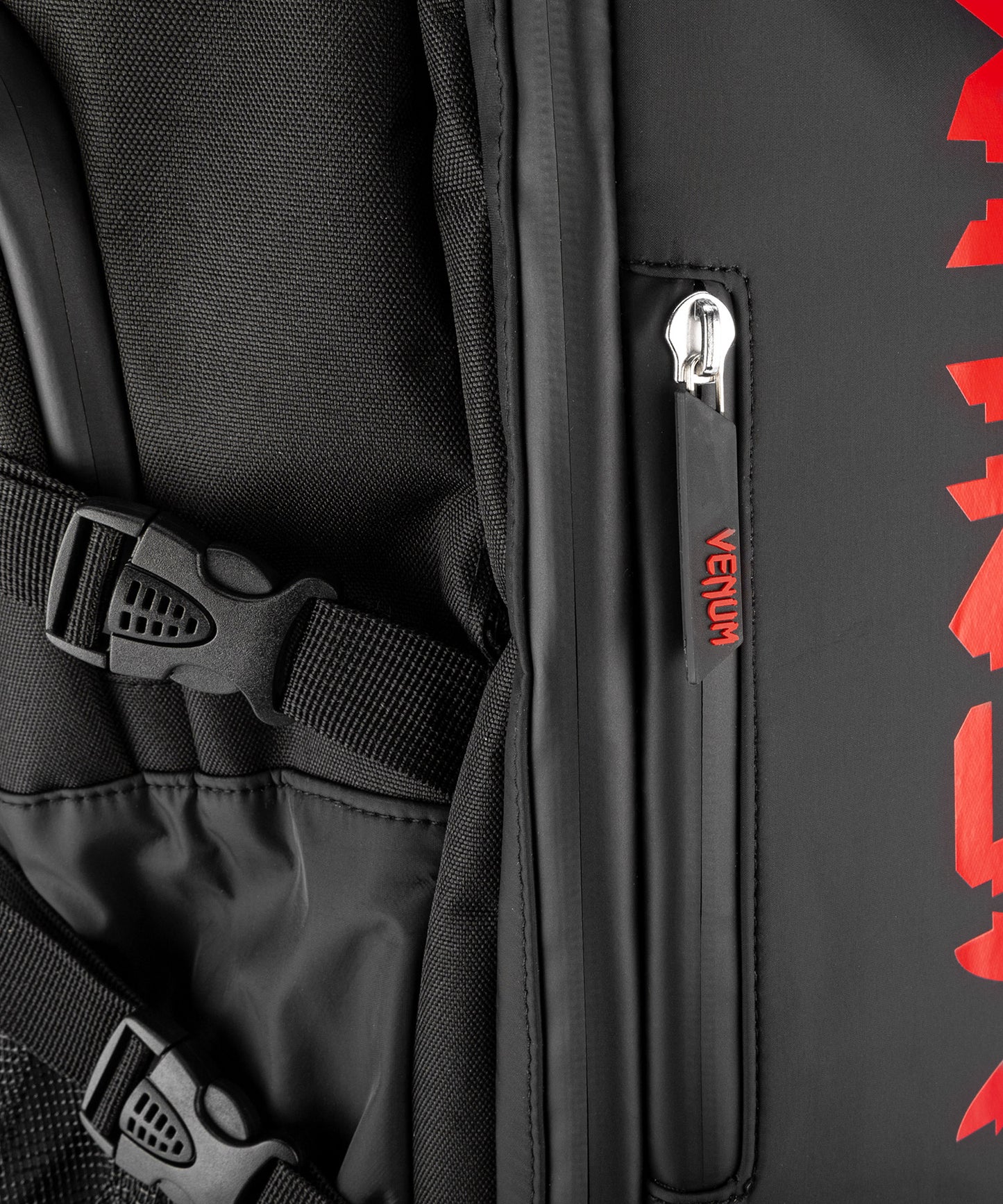 Venum Challenger Xtrem Evo Rucksack (50-63L) – Schwarz/Rot