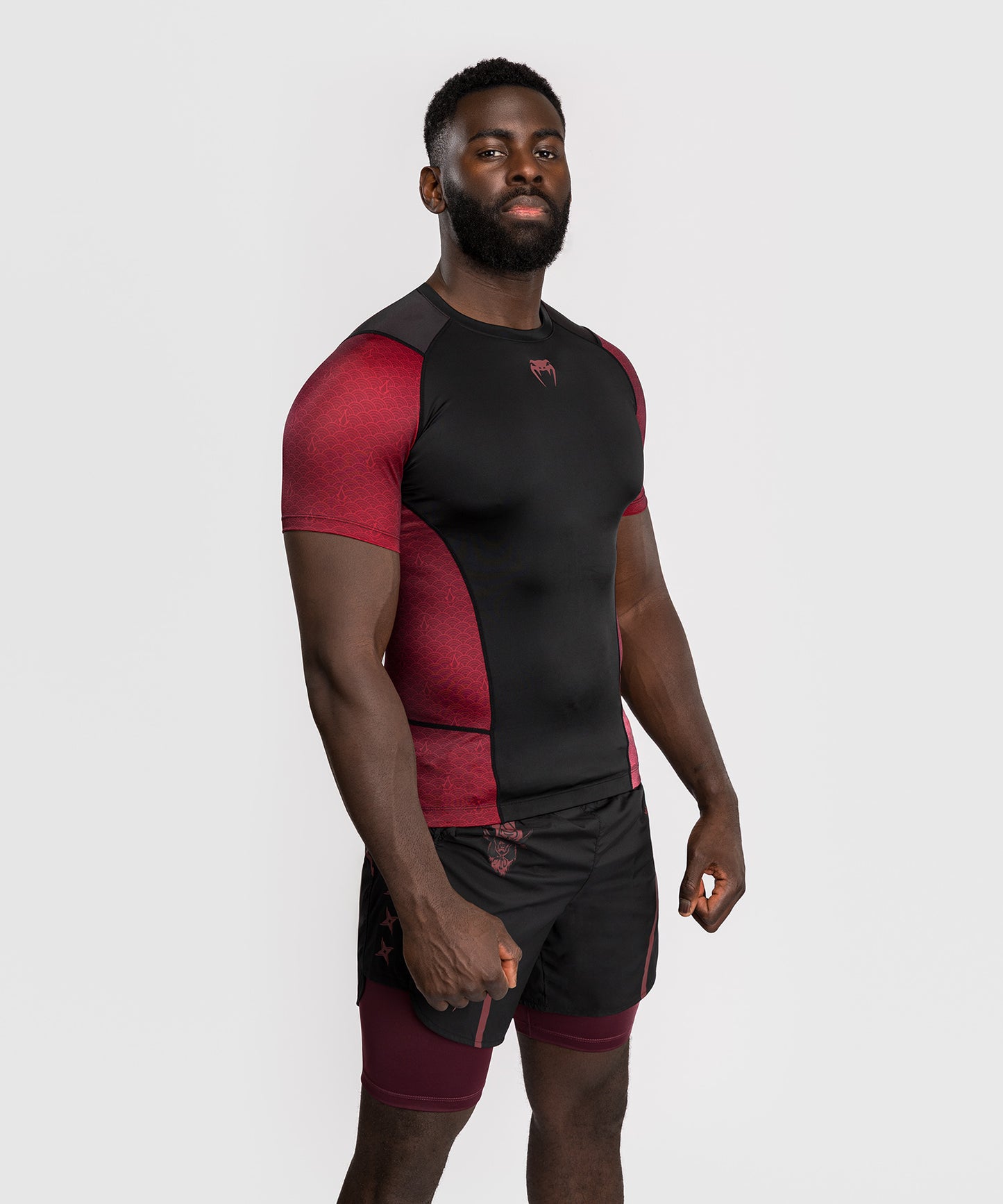Venum x Assassin’s Creed Shadows Camiseta de Manga Corta Rashguard para Hombre - Burdeos/Negro
