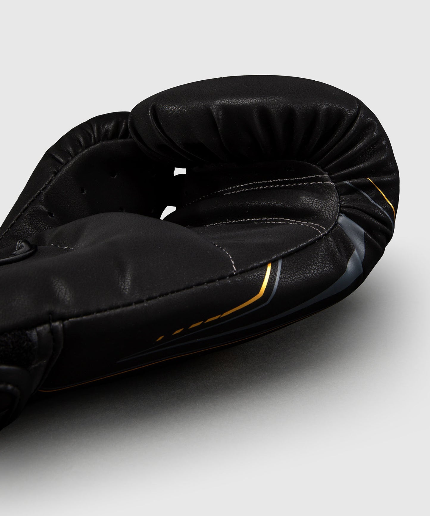 Gants de boxe Venum Streamline – Noir/Or