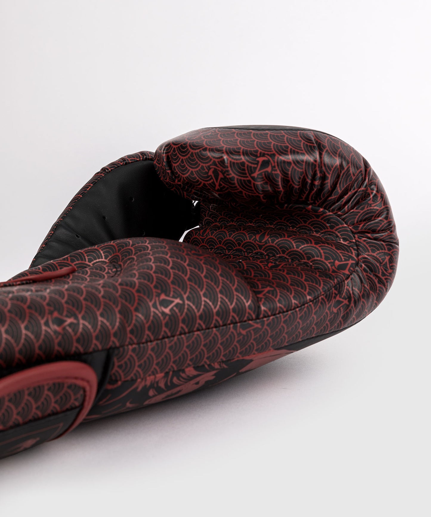 Venum x Assassin’s Creed Shadows Boxhandschuhe - Bordeauxrot/Schwarz