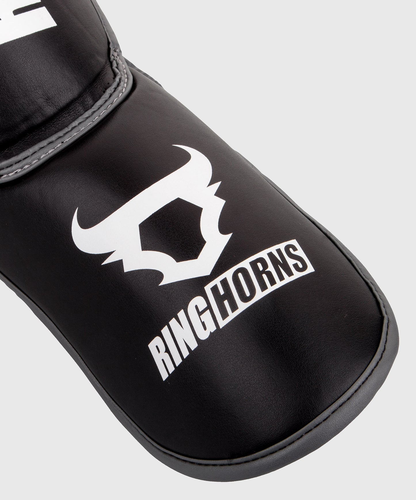 Ringhorns Charger by Venum Schienbeinschoner und Fußschützer – Schwarz