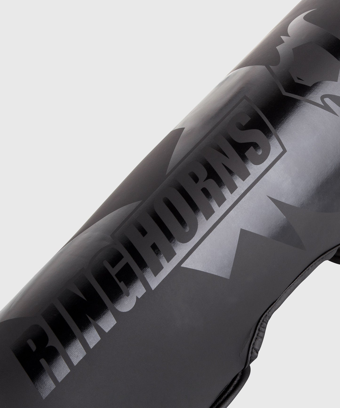 Ringhorns Charger by Venum Schienbeinschoner – Schwarz/Schwarz