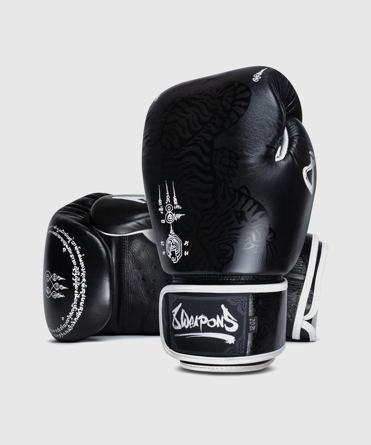 8 Weapons Sak Yant Big Tiger Boxhandschuhe - Schwarz/Schwarz