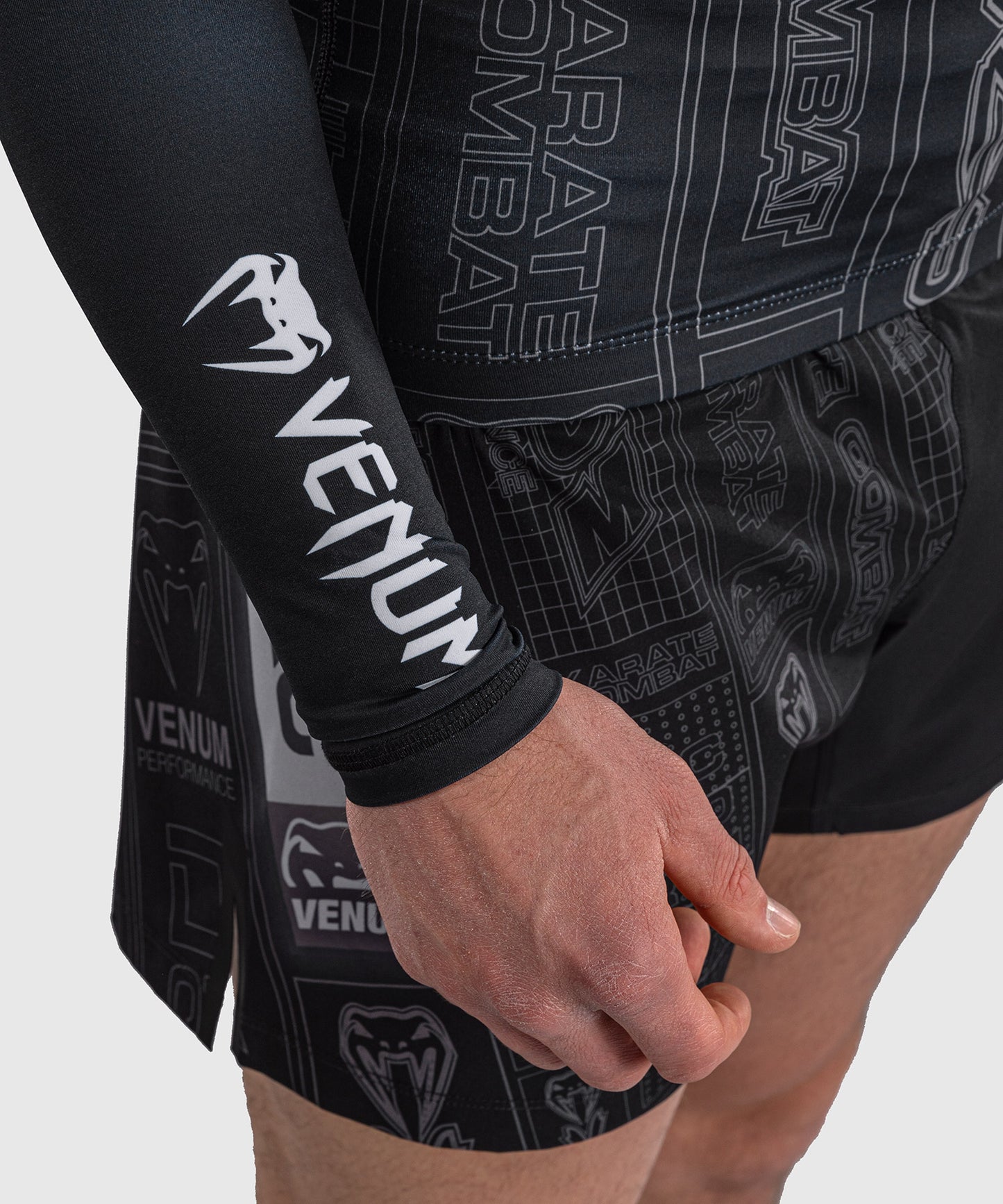 Karate Combat by Venum Rashguard a Maniche Lunghe – Nero/Grigio