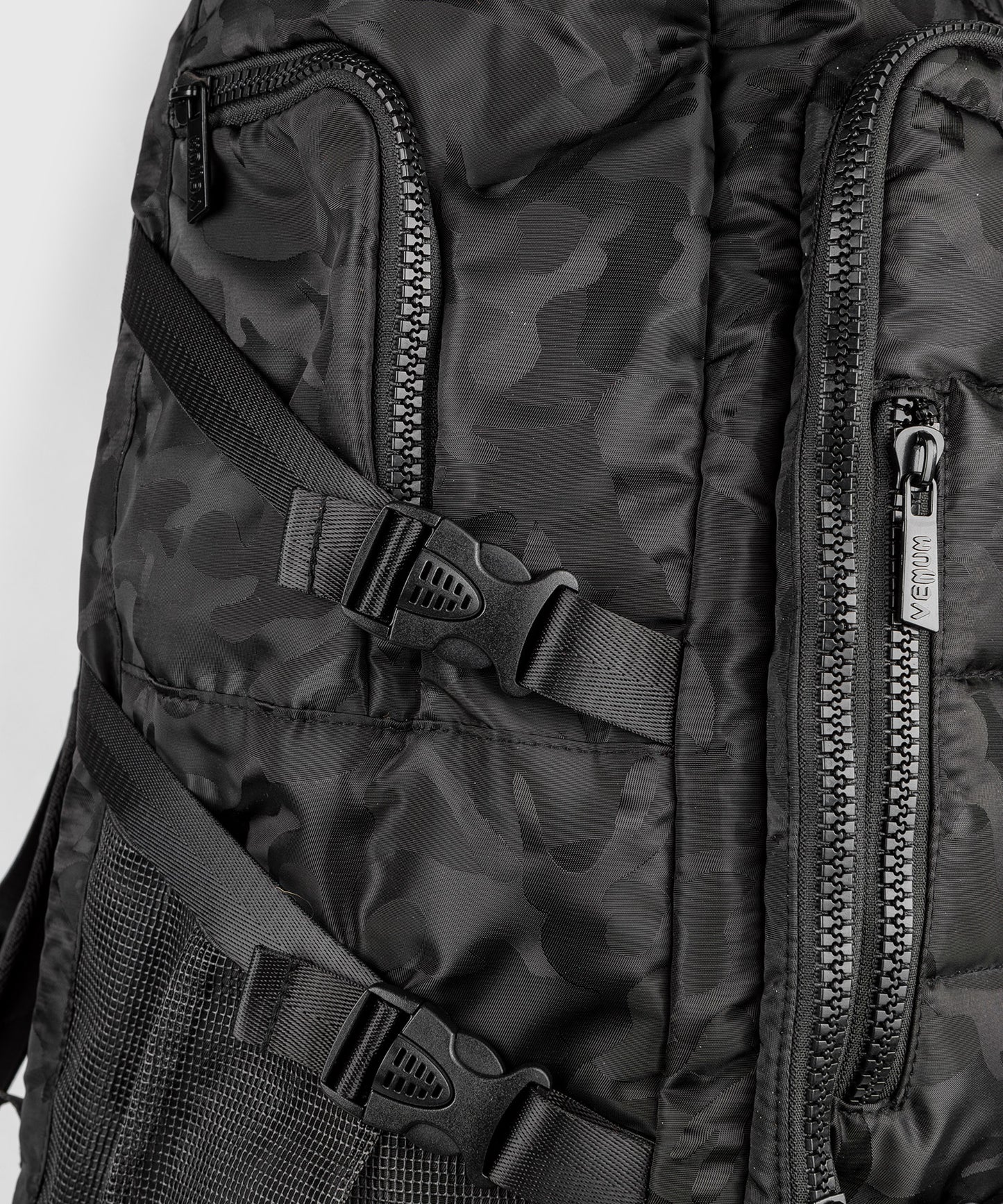 Venum Challenger Xtrem Rucksack (50-63L) – Schwarz/Dunkles Camo