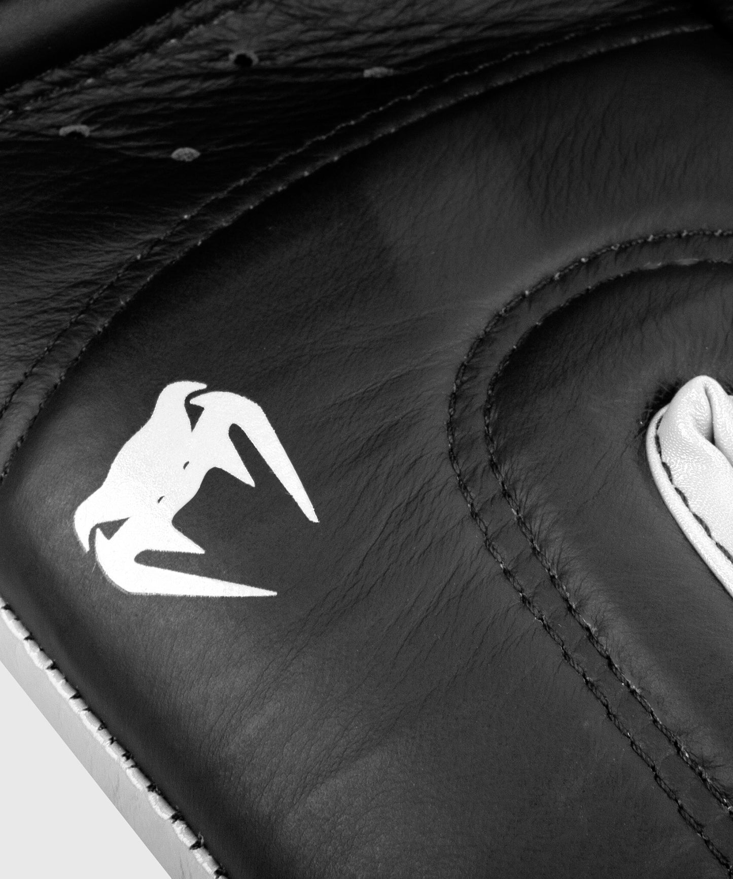 Gants de boxe Venum Shield Pro avec velcro - Noir/Blanc