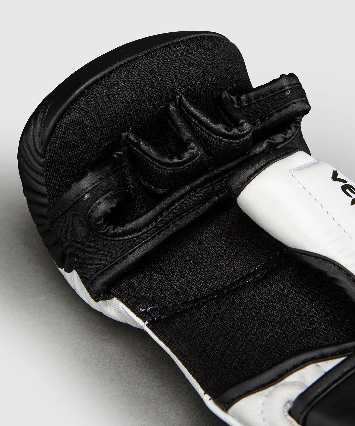 Gants de Sparring en Cuir Venum Attack 2.0 – Noir/Blanc