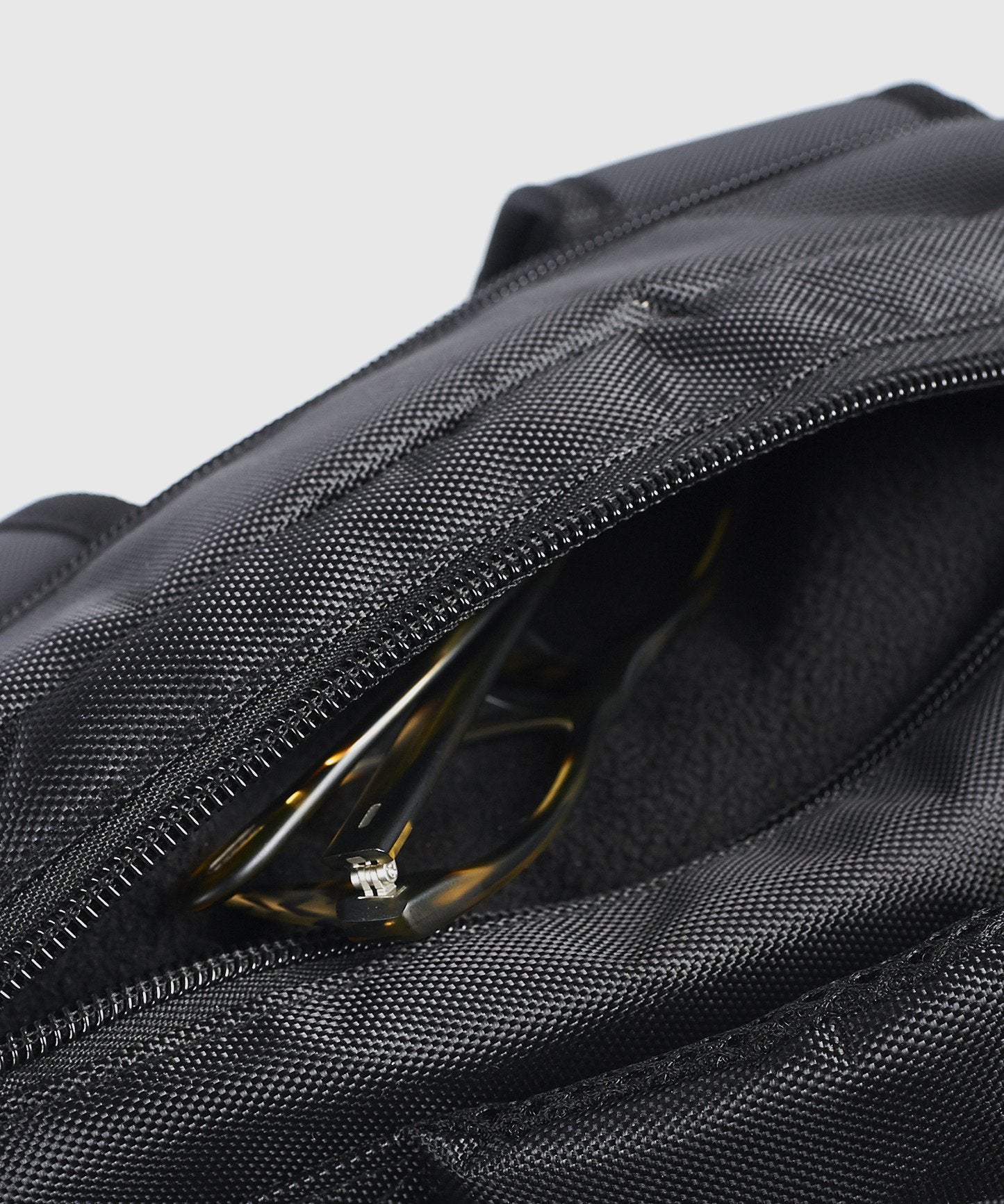 Manto One XL Convertible Backpack - Black