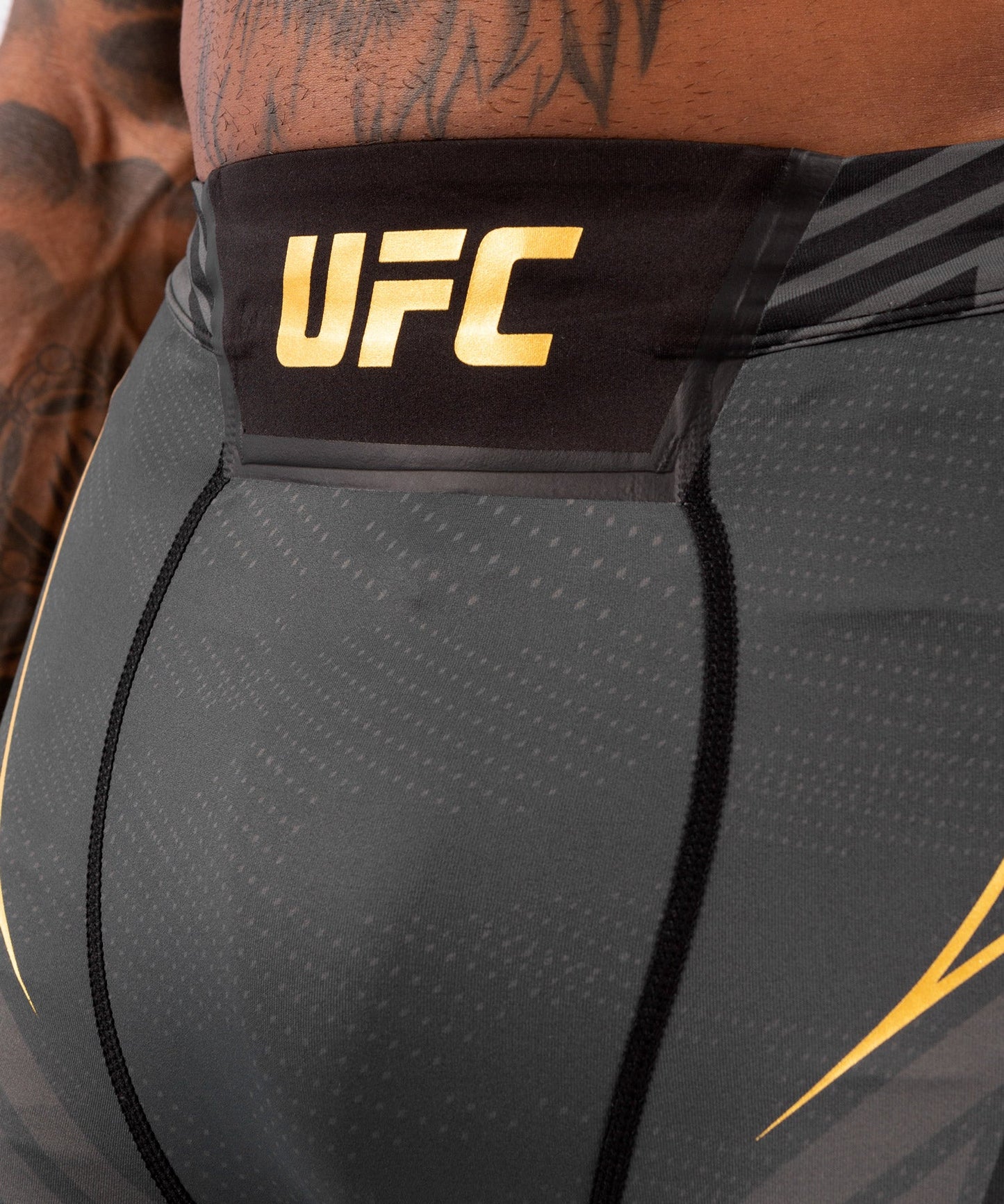 UFC Herren Kompressionsshorts Venum Authentic Fight Night - Lang geschnitten -. Champion