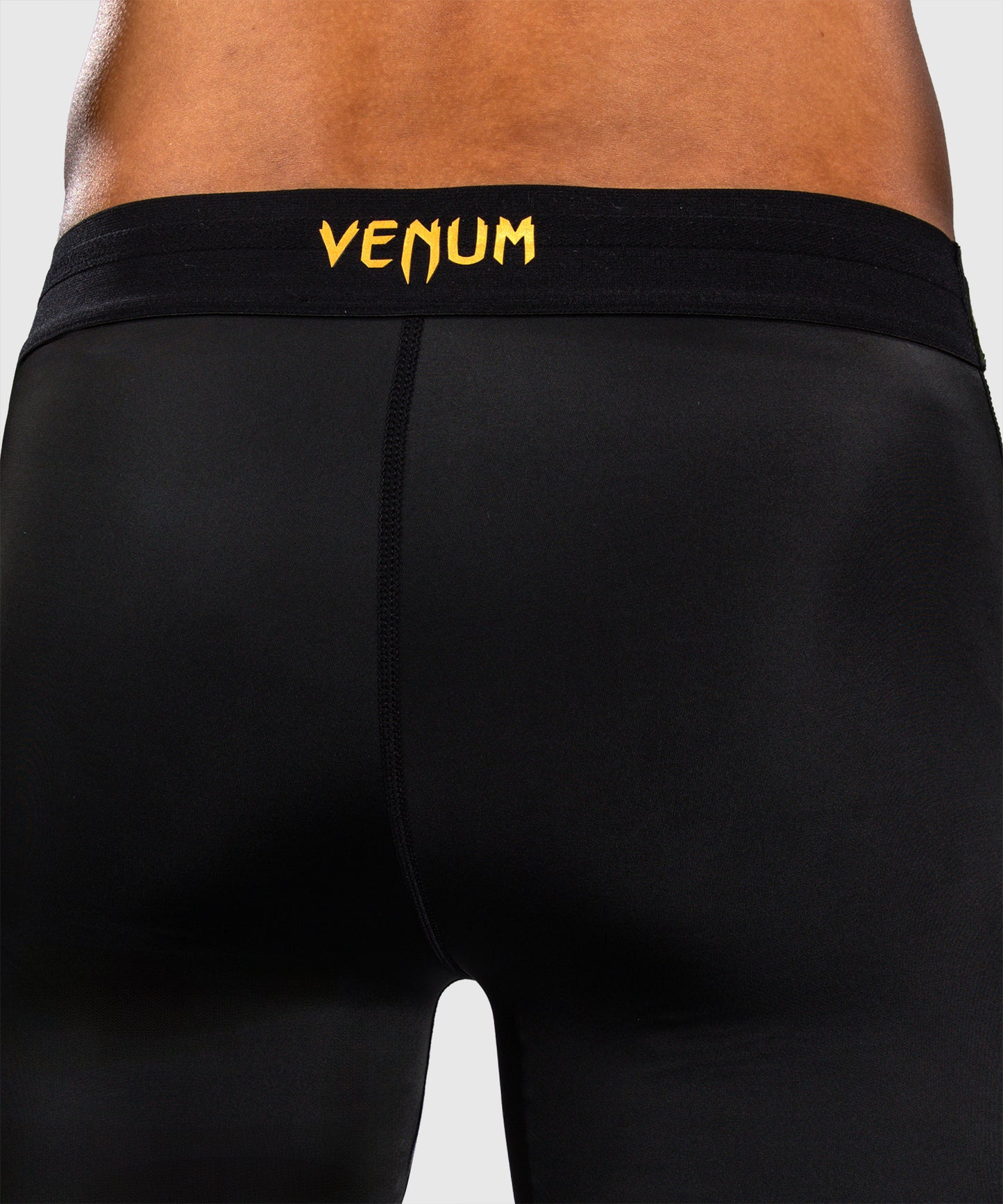 Venum G-Core Pantalón Corto de Compresión - Negro/Oro