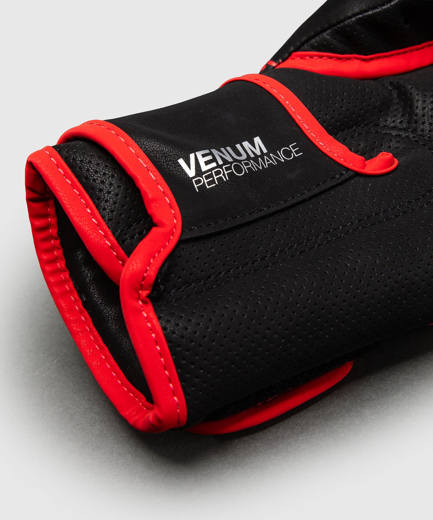 Gants de Boxe Venum Matupa - Noir/Rouge/Argent