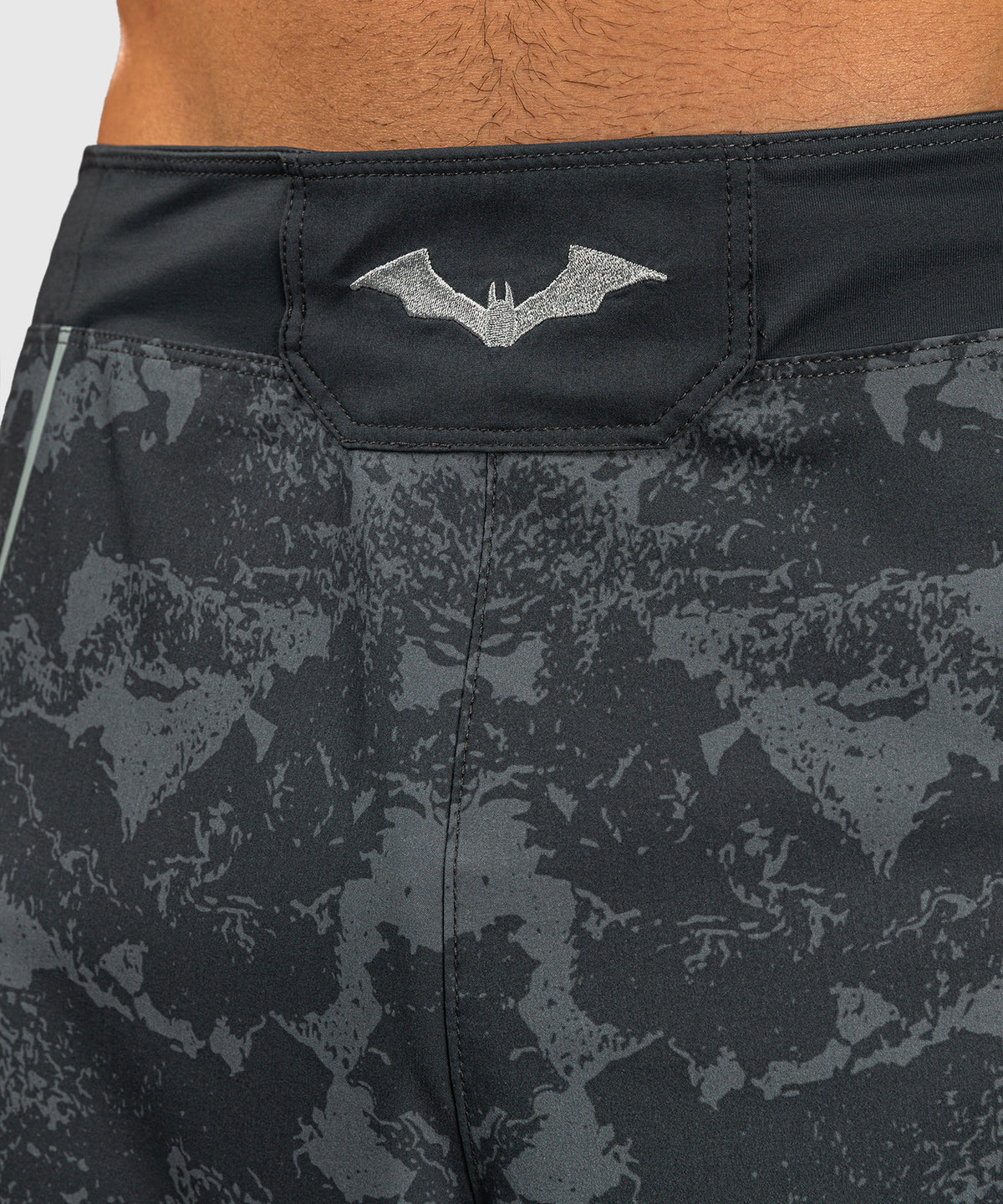 Venum x Batman Fightshorts - Grau