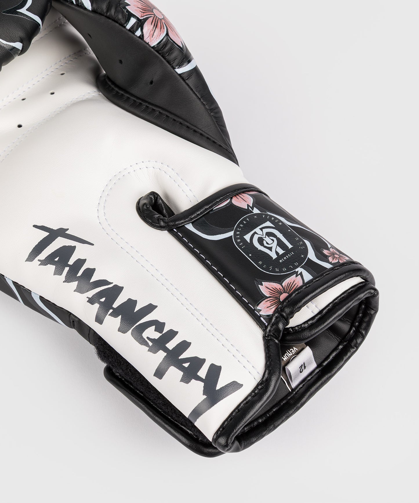 Venum X Tawanchay Boxhandschuhe – Schwarz/Weiß