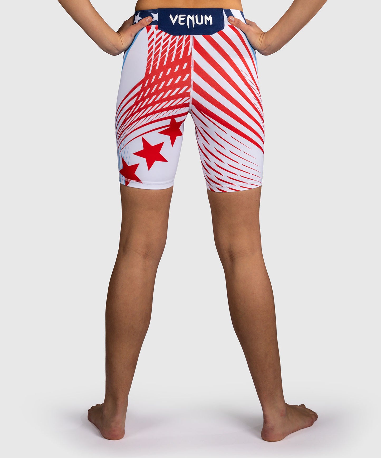 Official UFC Freedom 250 by Venum Authentic Vale Tudo Shorts de ajuste largo para mujer - Blanco